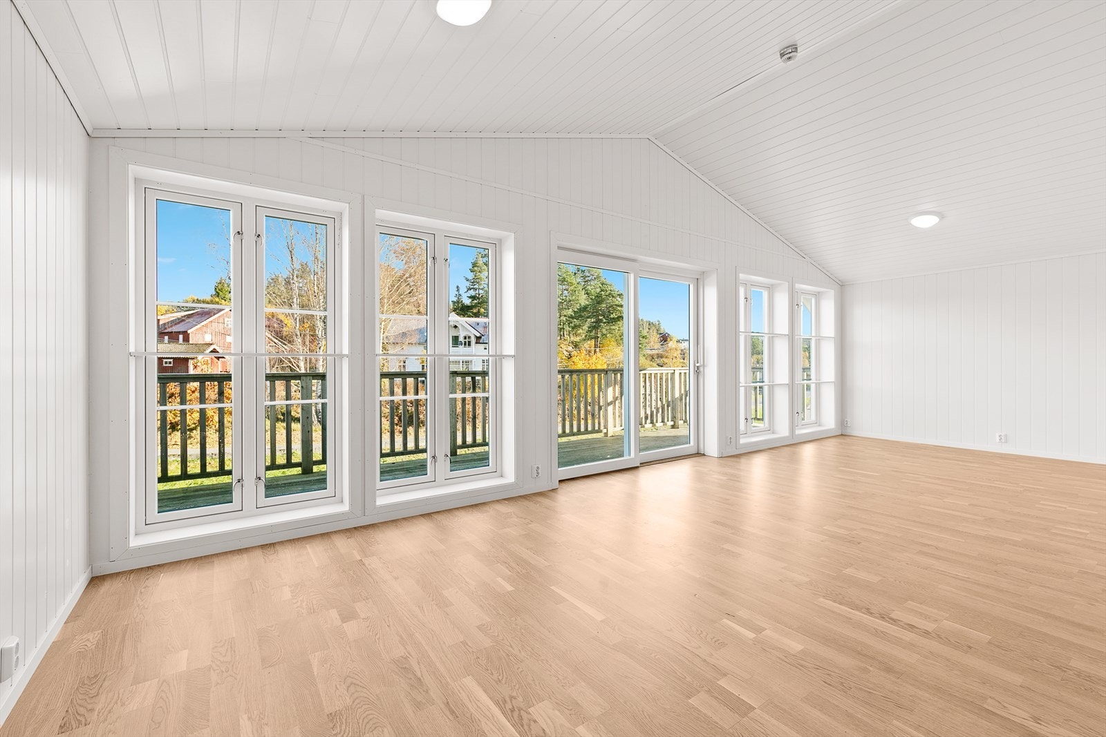 Stor og fin stue med gode lysforhold Galleribilde