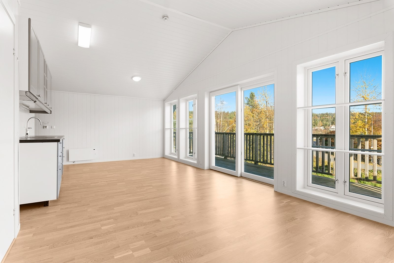 Stue med åpen kjøkkeløsning Galleribilde