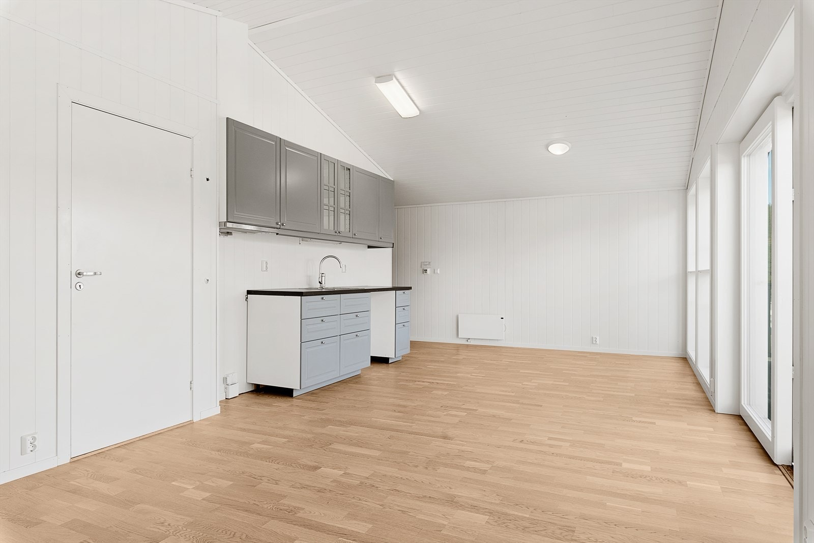 Åpen kjøkkenløsning. Avsatt plass til oppvaskmaskin, kjøleskap og komfyr Galleribilde