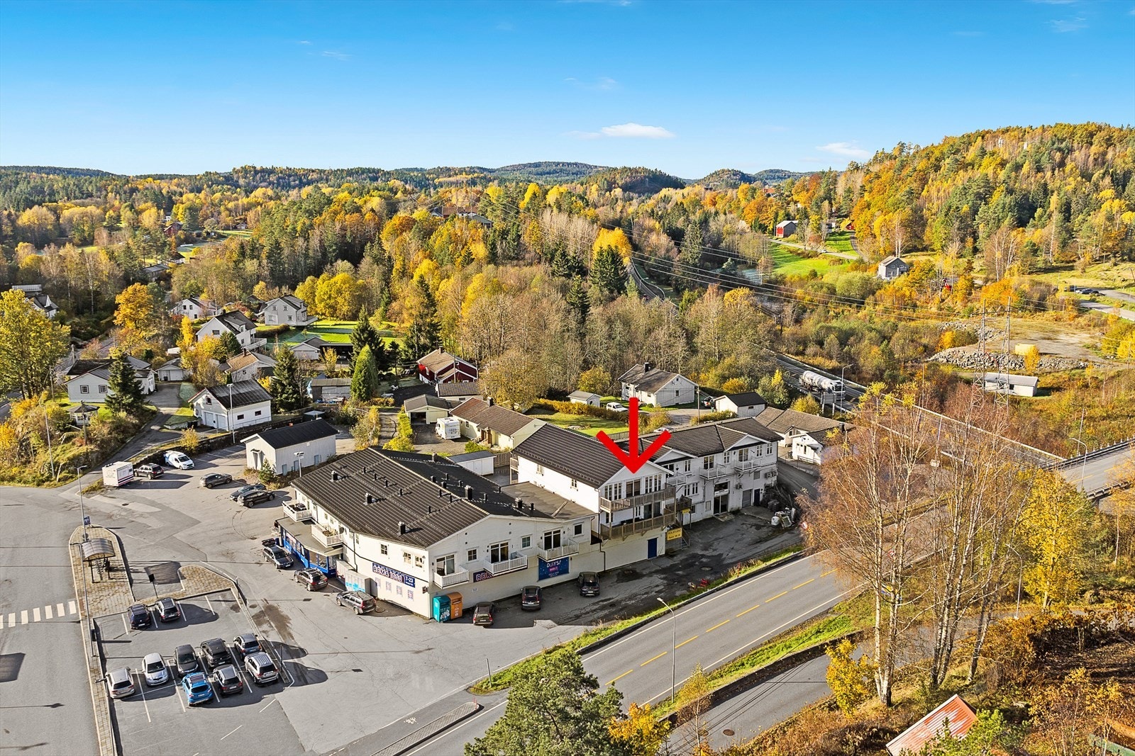 Sentralt beliggende på Tangen Rema 1000 som nabo og kort gange over til Alti Kragerø kjøpesenter. Enkel adkomst til e-18 og bussknutepunkt like ved. Galleribilde