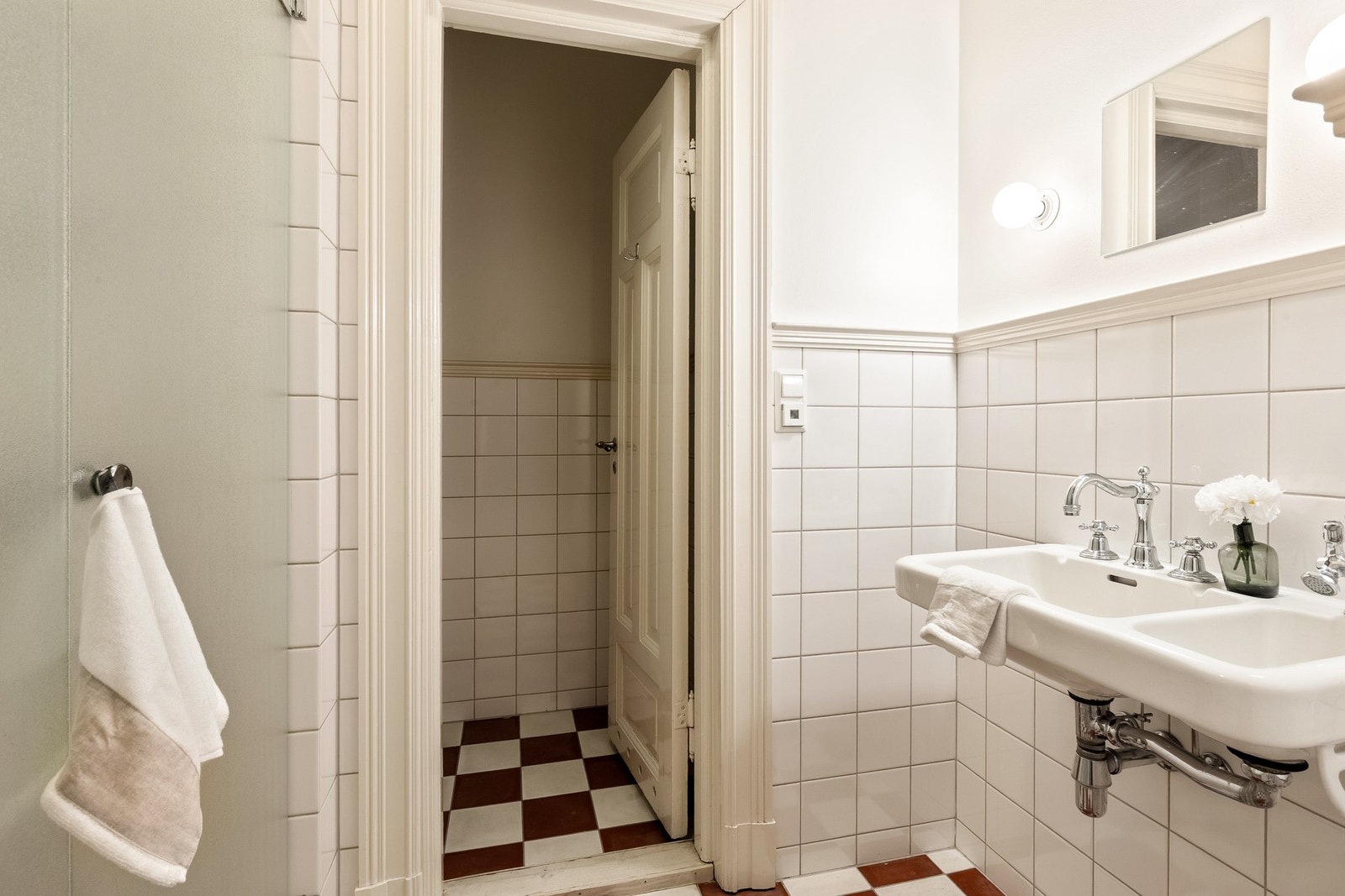 Bad med separat toalettrom med adkomst fra soverom 3. Galleribilde
