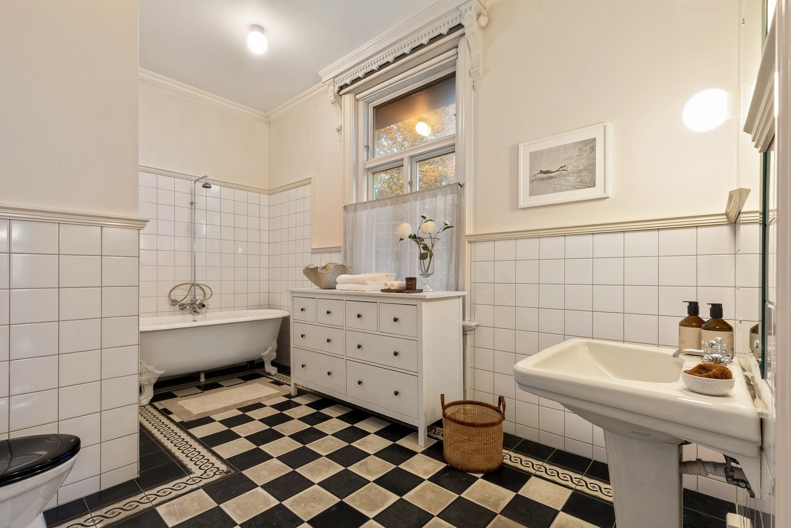 Baderom med badekar, wc og servant. Ellers god plass til innredning. Galleribilde