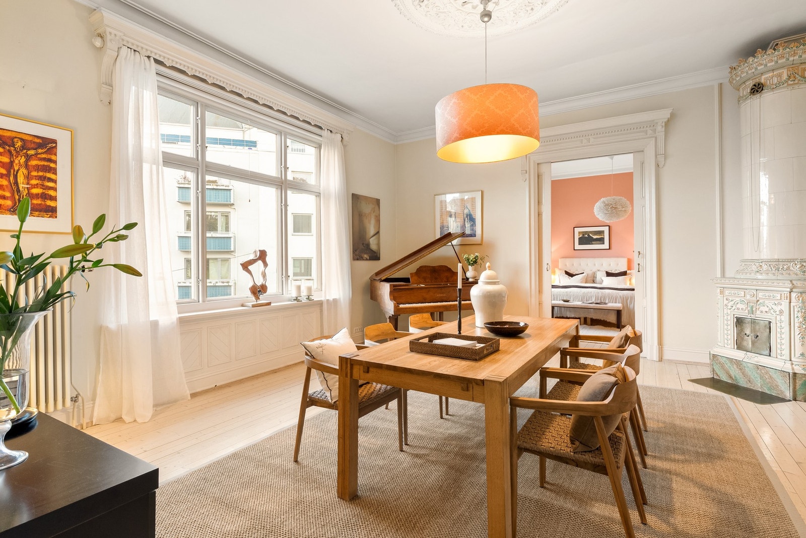 Spisestuen har god plass til sosiale sammenkomster. Galleribilde