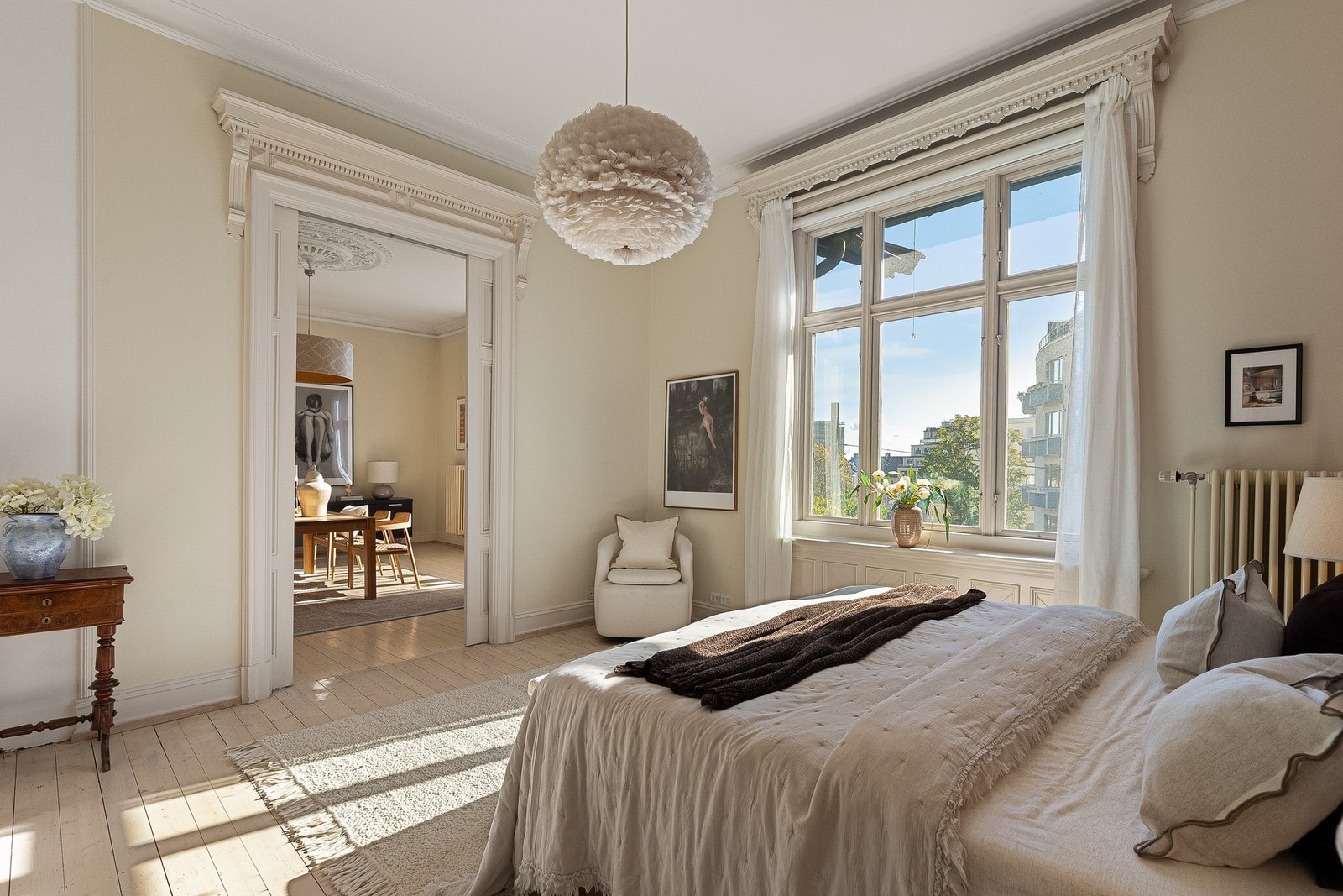 Generøs størrelse på soverommet med god plass til garderobe og annen innredning. Galleribilde