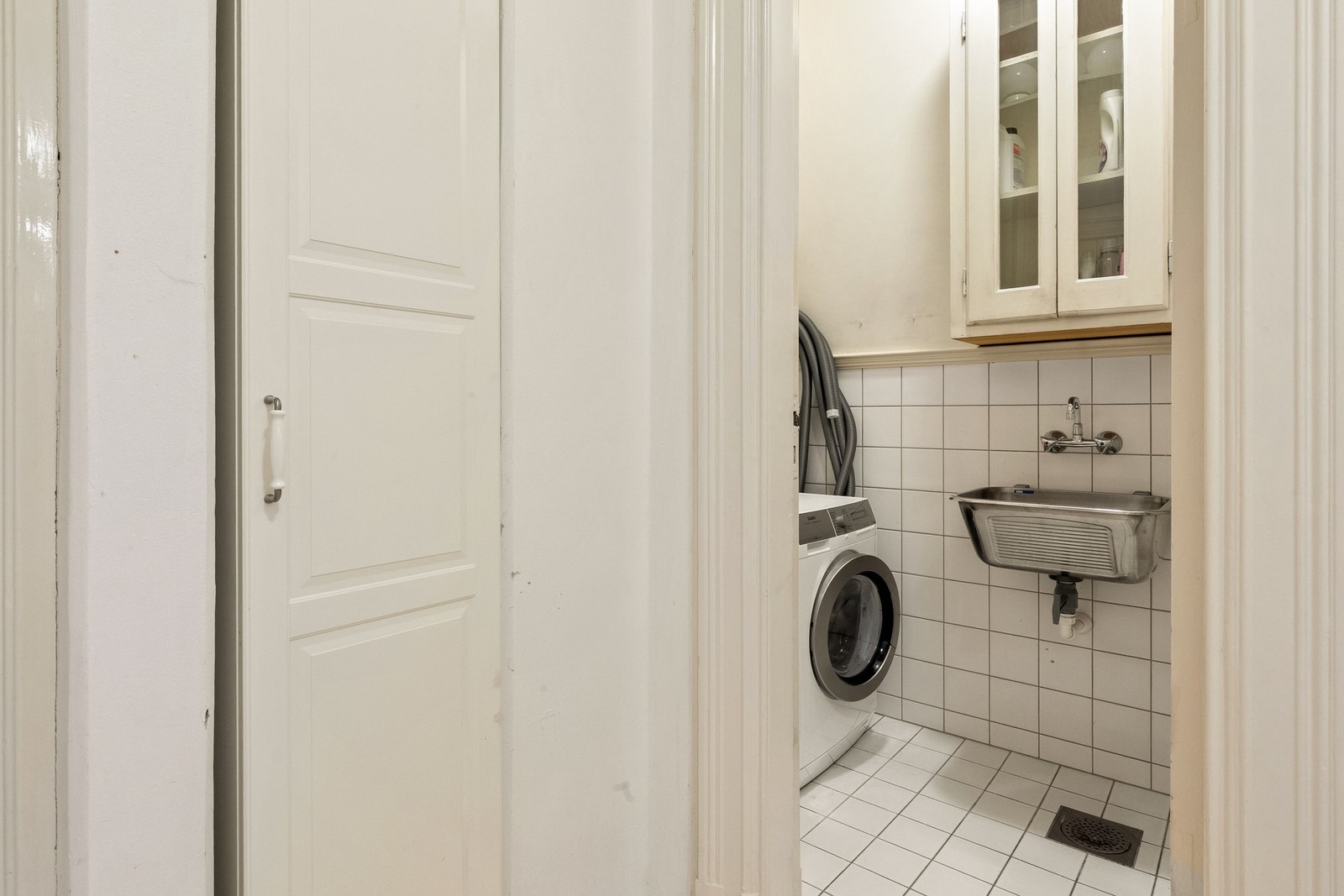 Vaskerom med opplegg for vaskemaskin/tørketrommel, praktisk utslagskum og sluk i gulv. Galleribilde