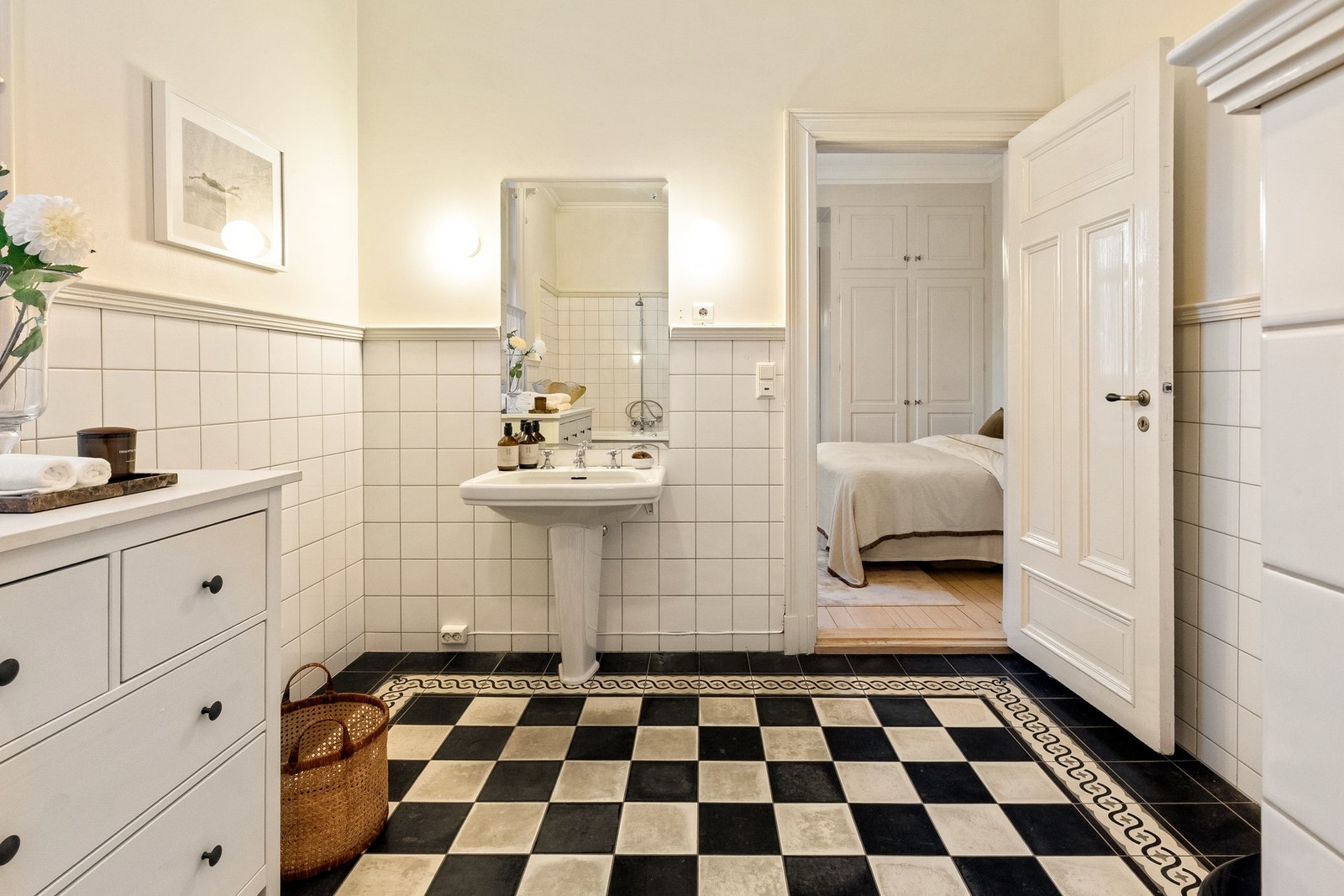 Badet er eldre og innredet i tråd med boligen. Galleribilde