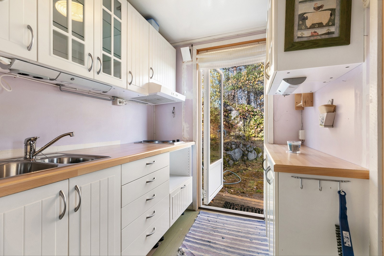 Kjøkken med mye skap og benkeplass. Galleribilde