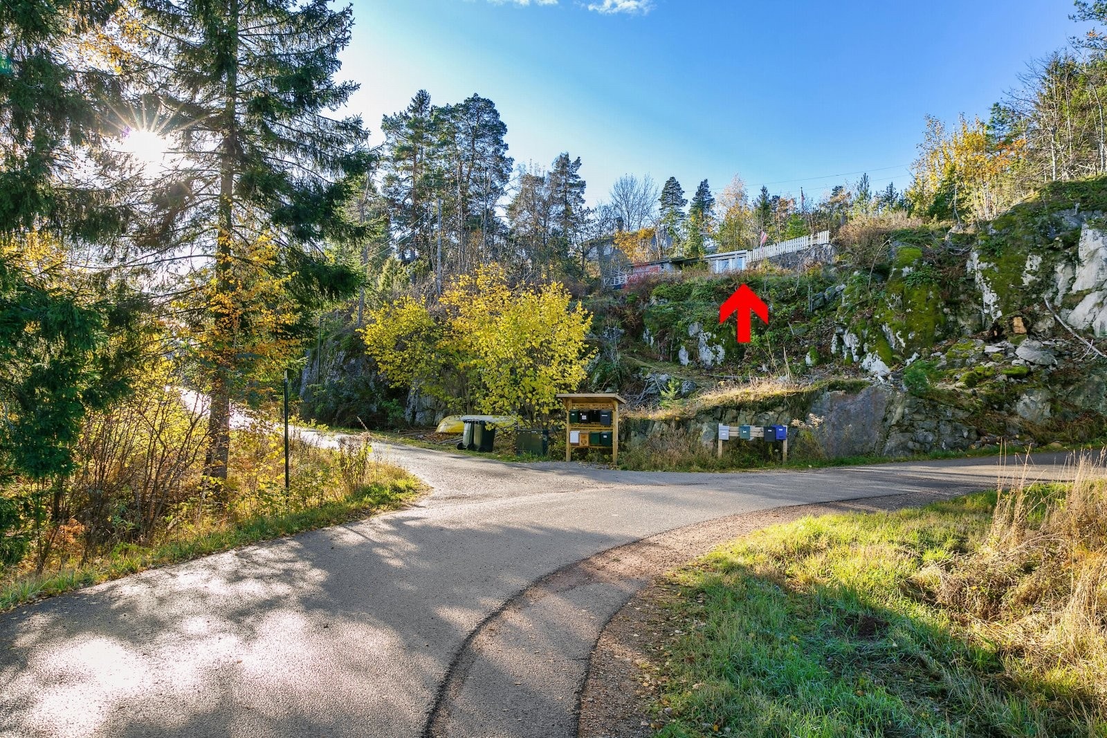 Beliggende i boligområdet med blandet eldre og nyere bebyggelse. Galleribilde