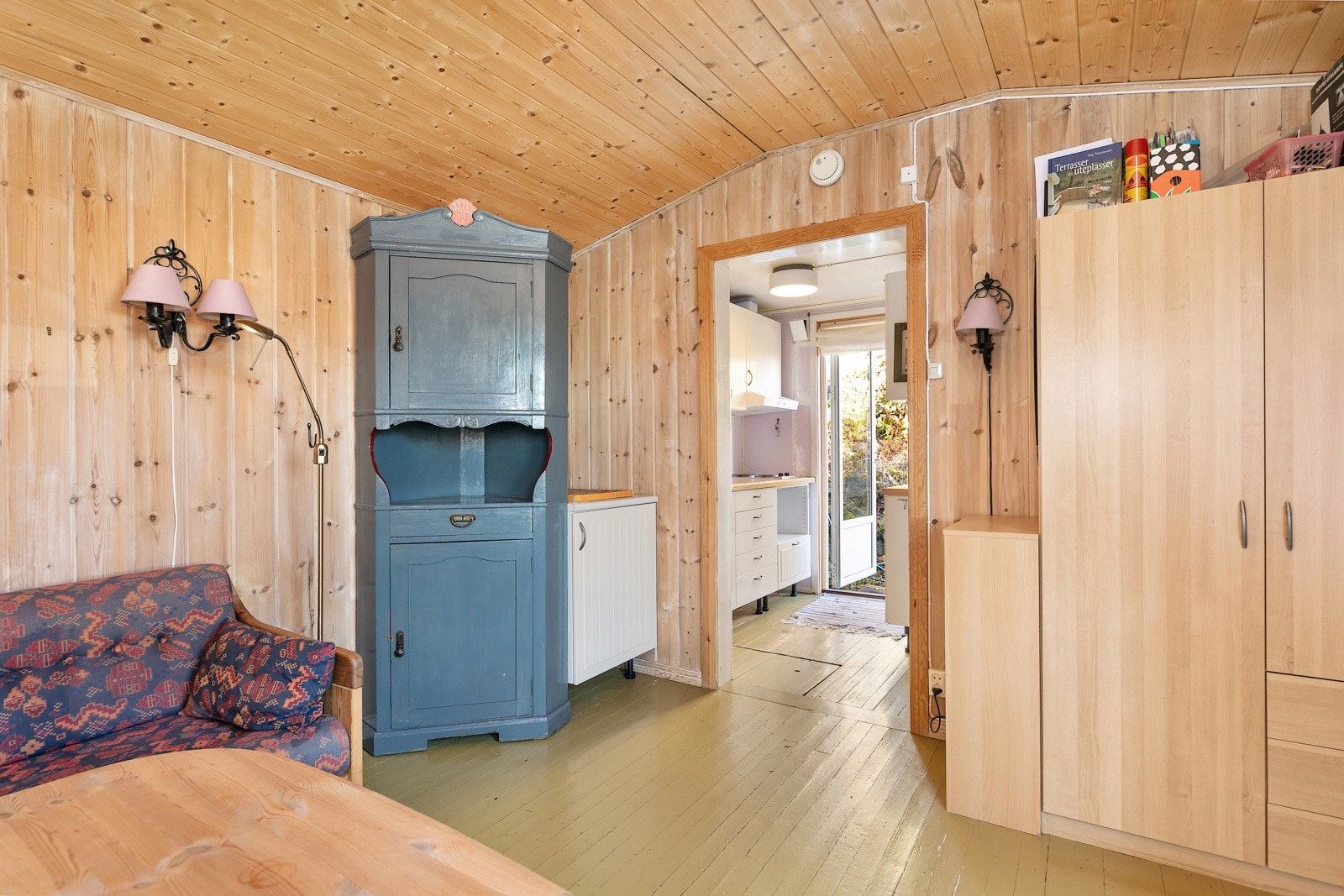 Stue med inngang til kjøkkenet. Galleribilde