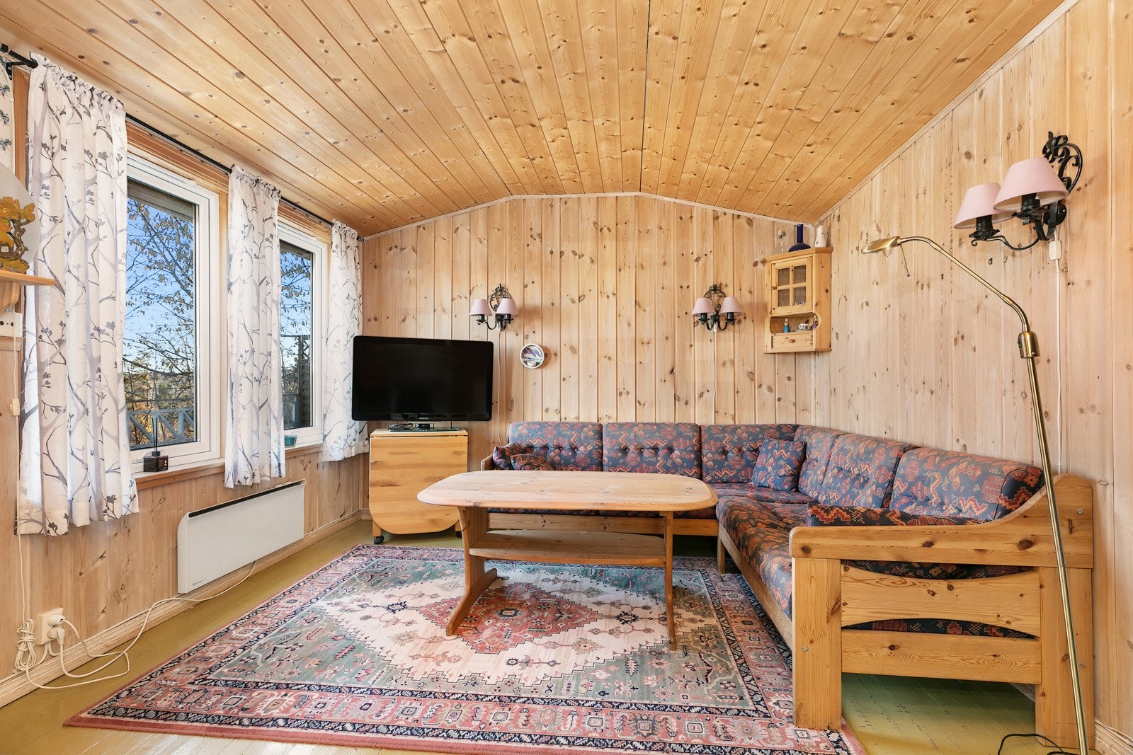 Stue med store vinduer som gir mye lys inn. Galleribilde