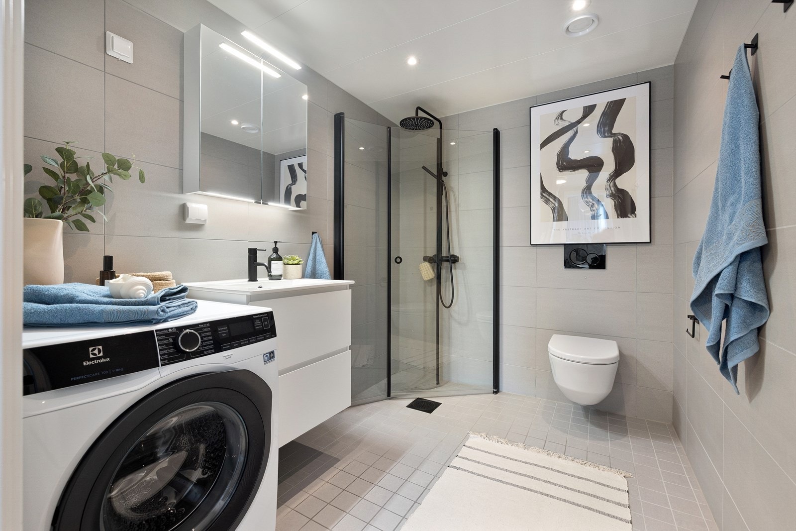 Stilrent, flislagt bad fra byggeår med vannbåren gulvvarme og downlights i taket Galleribilde