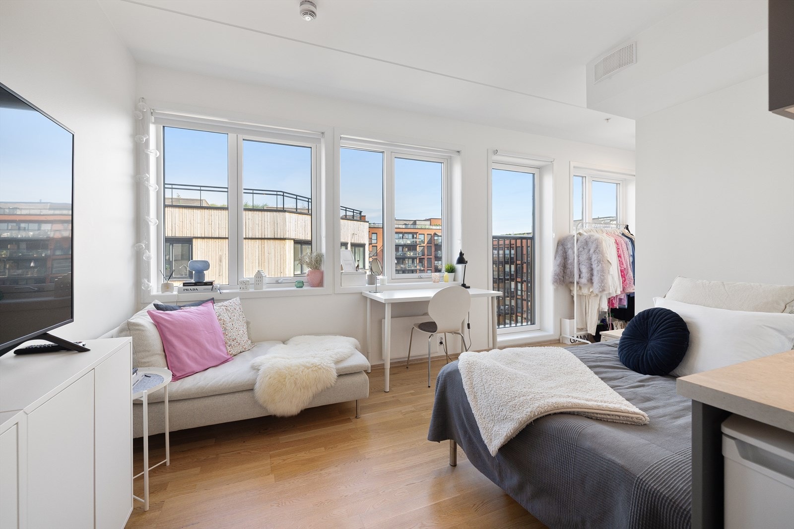 Utleiedelen har en god planløsning med åpen stue-/kjøkkenløsning og flislagt bad Galleribilde