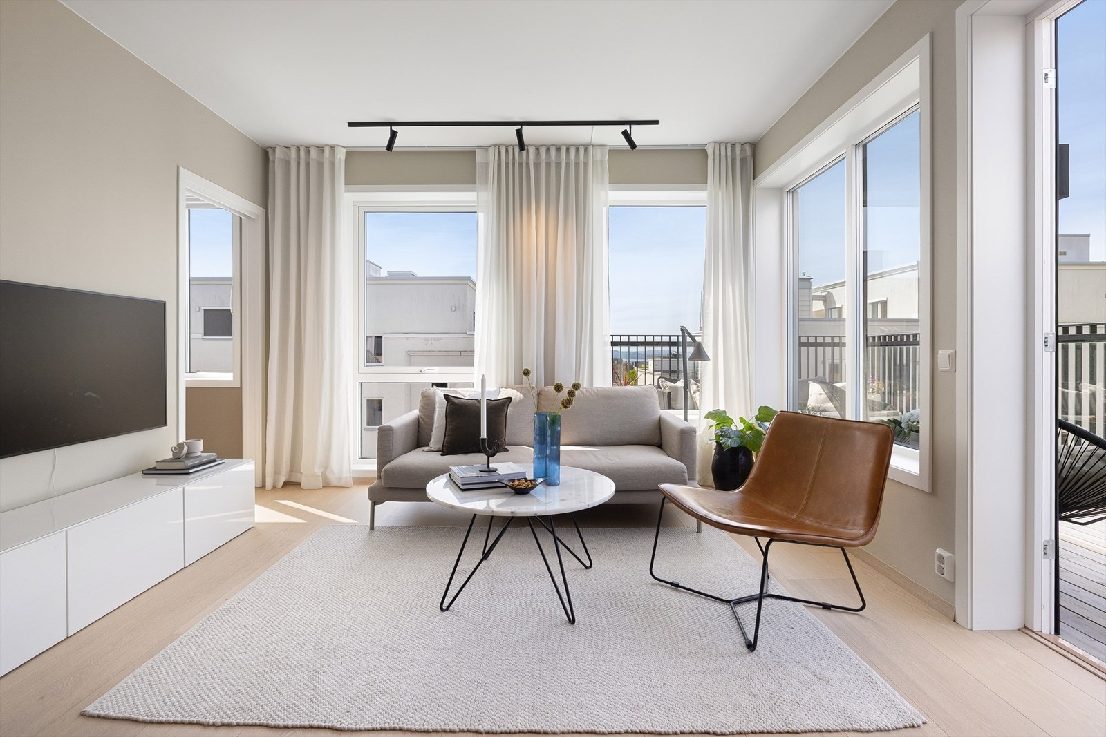 Hyggelig og lys stue med store vindusflater. Rommet har en klassisk planløsning med flere innredningsmuligheter Galleribilde