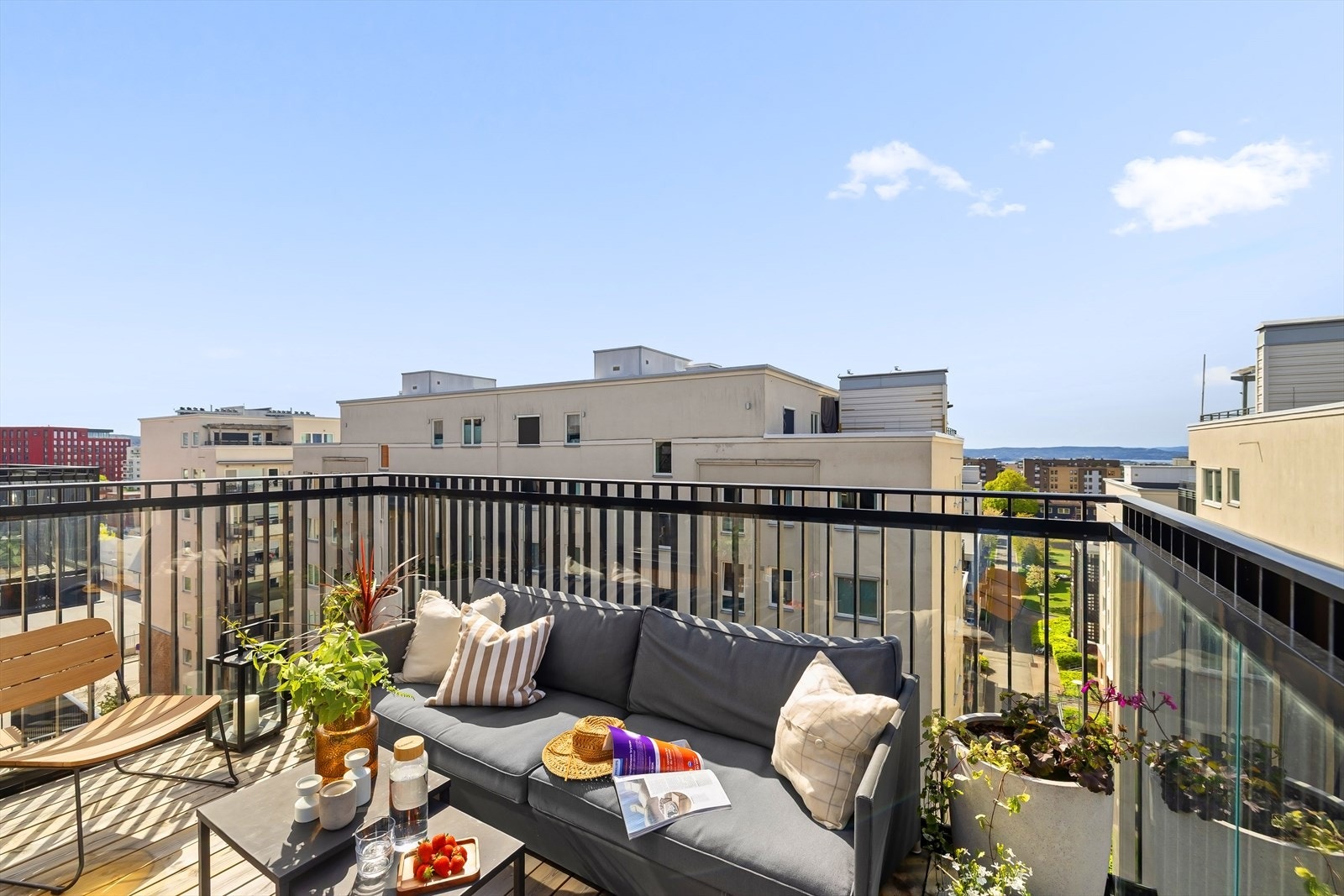 Balkongen vender mot rolig omgivelser og en pent opparbeidet bakgård Galleribilde