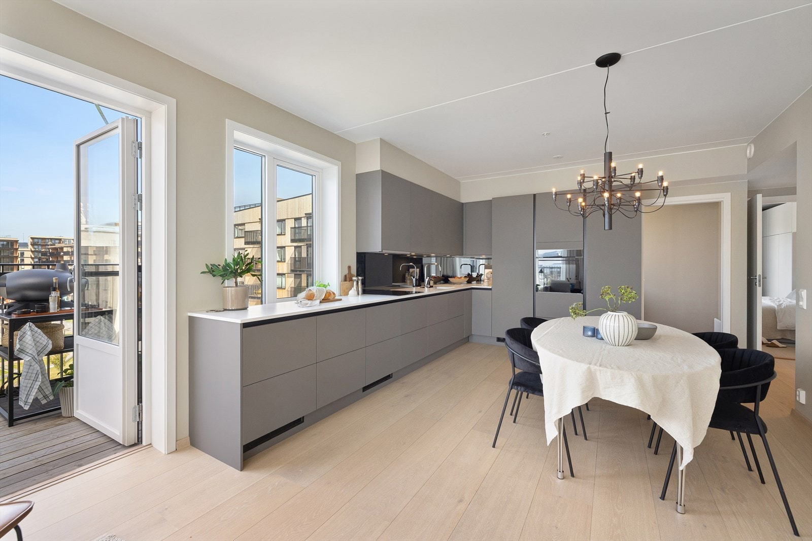 Kjøkkenet ligger i en åpen og sosial løsning mot stuen og spisestuen Galleribilde