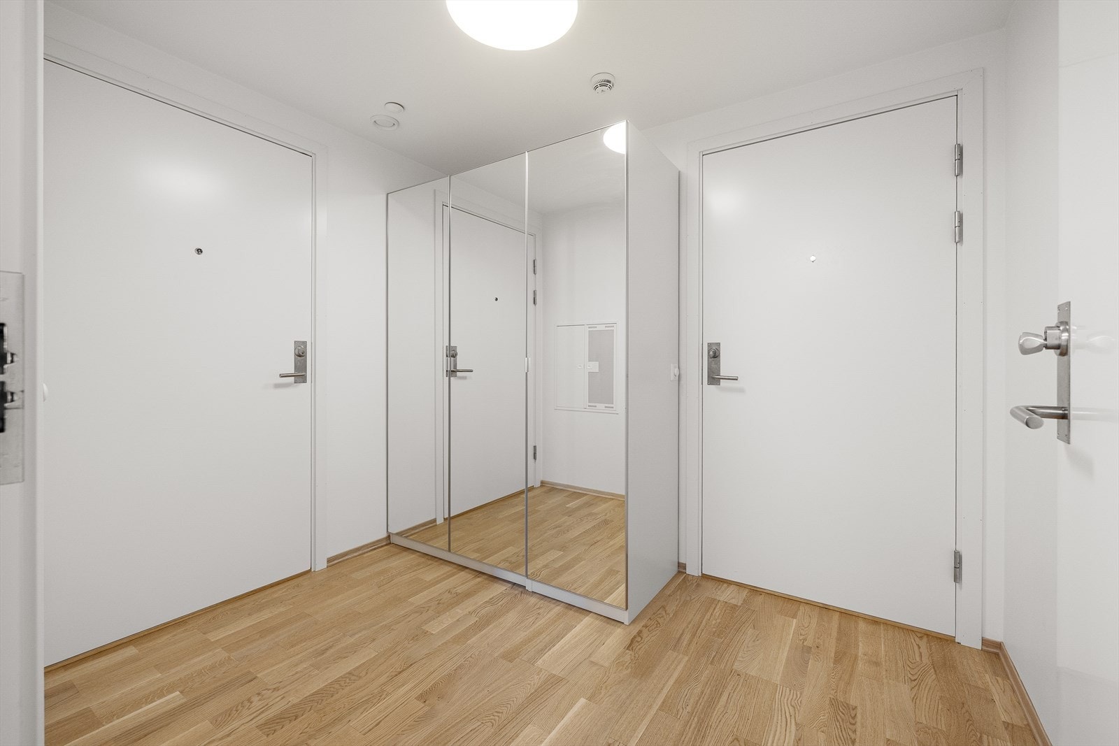 Innenfor inngangsdøren møtes man av en felles gang med inngang til både utleiedelen og hoveddelen Galleribilde