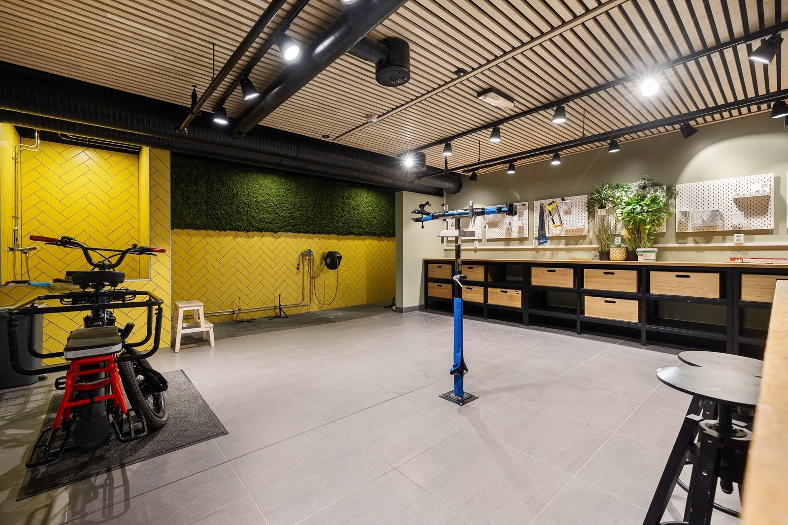 Beboerne har tilgang til en felles hobbybod i byggets kjeller Galleribilde