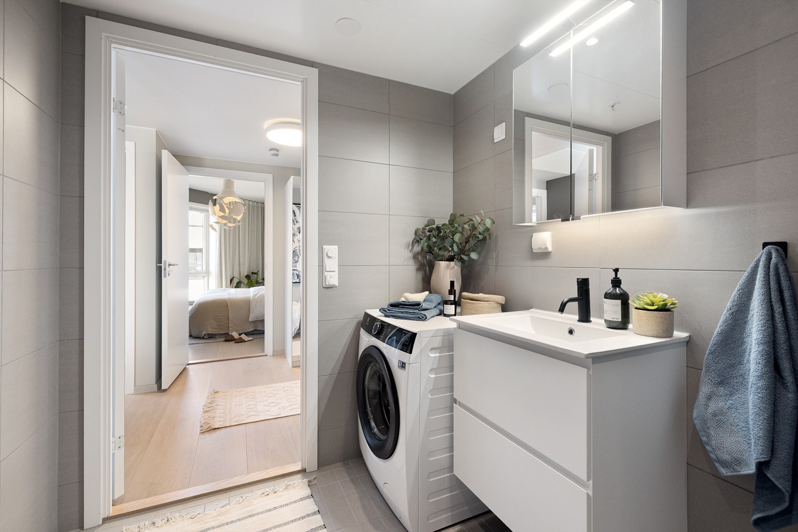 Bad med opplegg for vaskemaskin og balansert ventilasjon Galleribilde