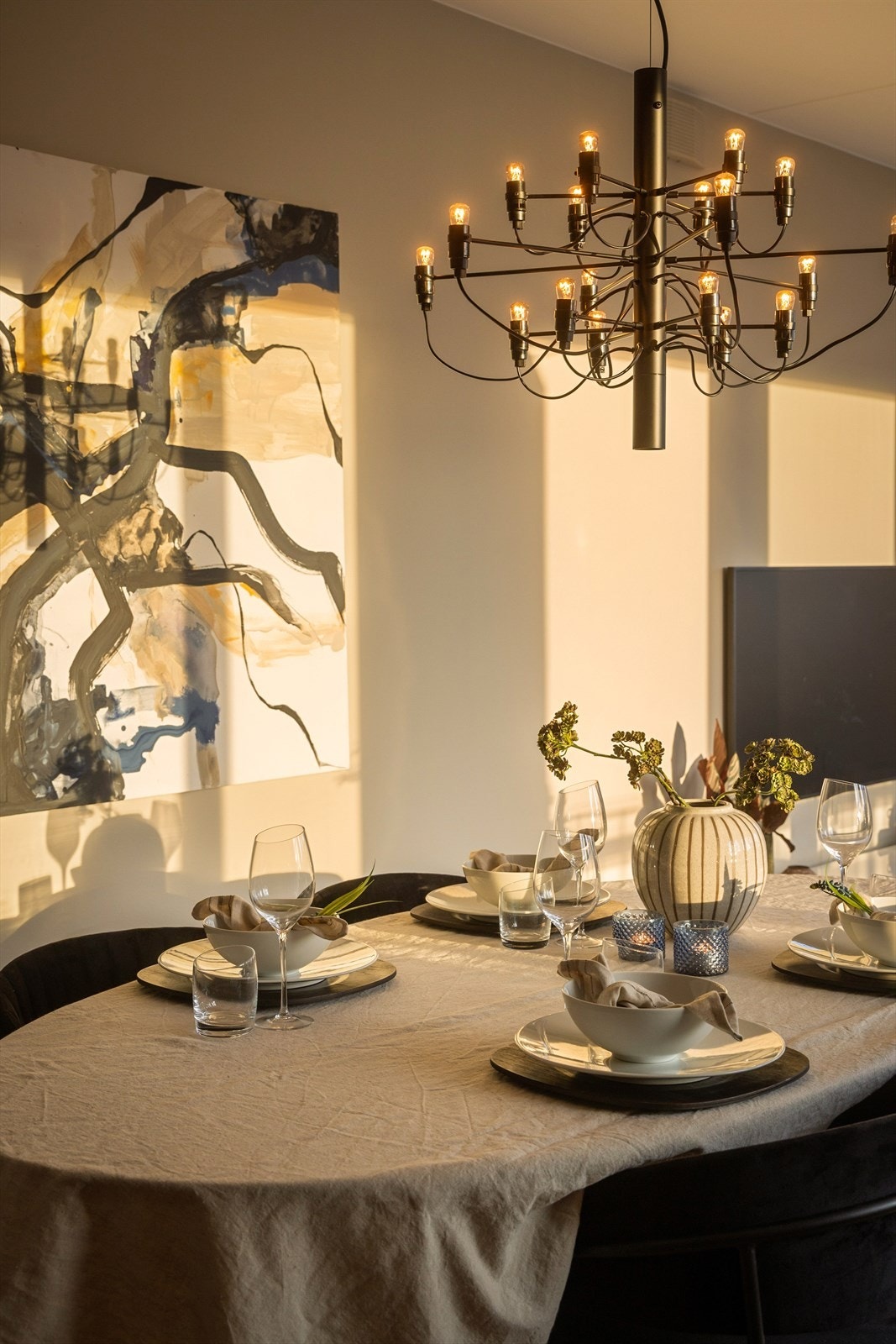 De store vindusflatene gir et nydelig lys på kvelden og skaper en hyggelig atmosfære Galleribilde