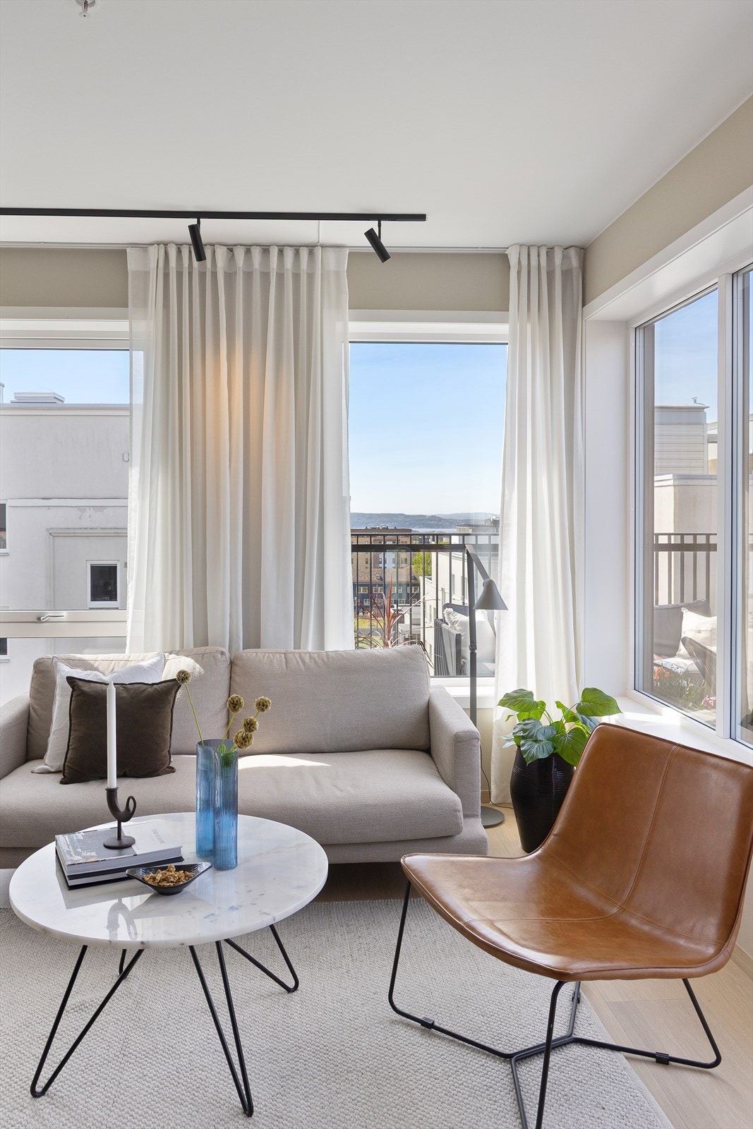 Stuen er malt i en lun og behagelig farge, og gulvet er dekket med parkett. Leiligheten har en gjennomgående moderne standard Galleribilde