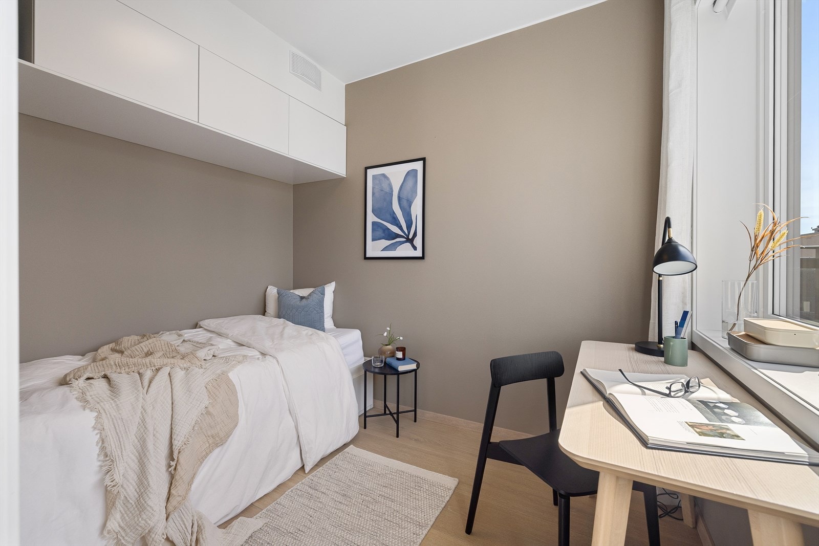 Soverom 3 med god plass til seng og skrivepult Galleribilde