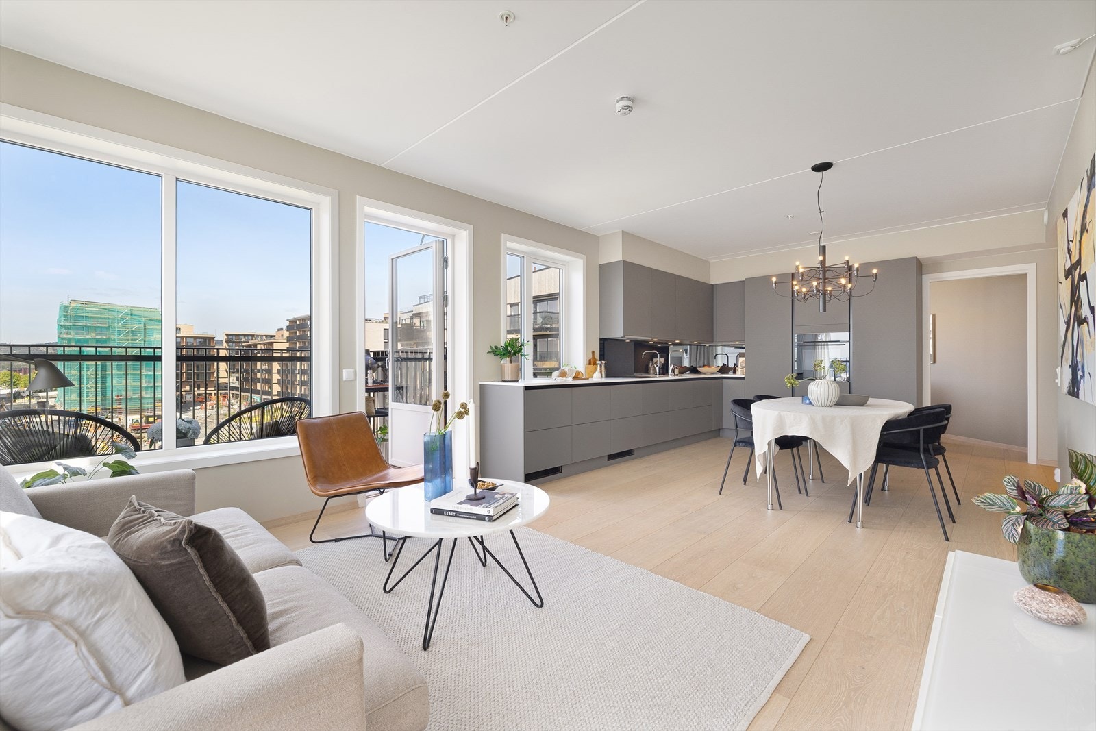 Stue og kjøkken har en sosial planløsning, med god plass til sofa, tv-benk, spisebord og øvrig møblement Galleribilde