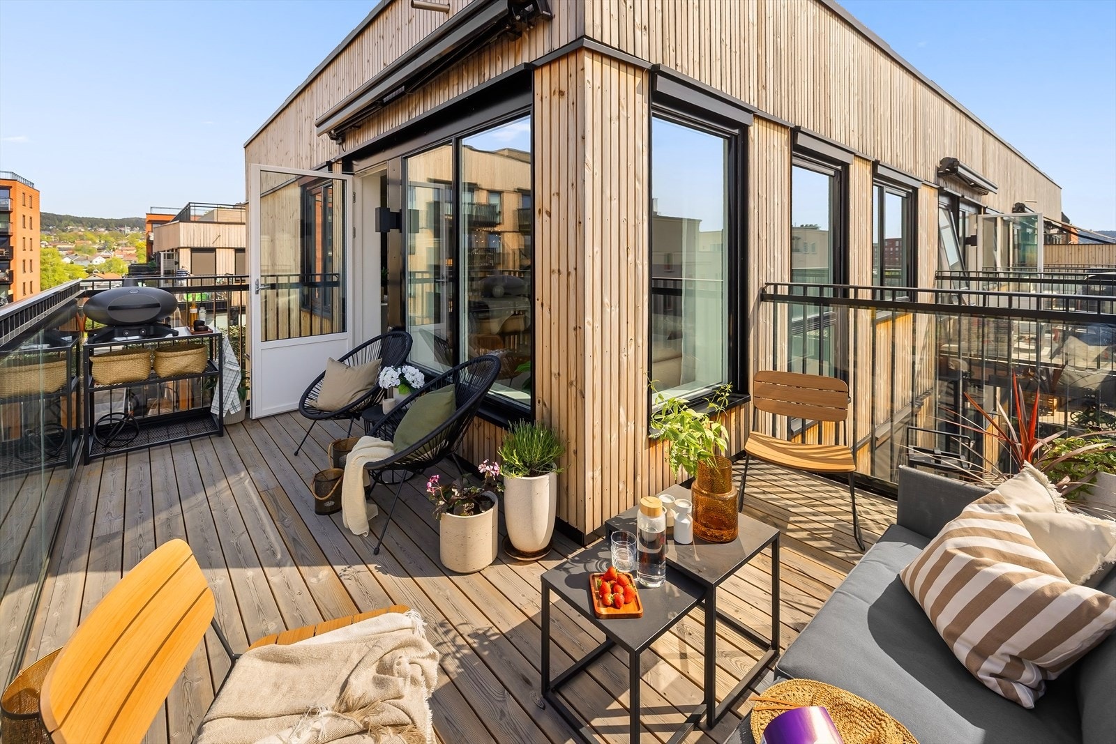 Her er det god plass til utemøbler, grill og beplantning Galleribilde