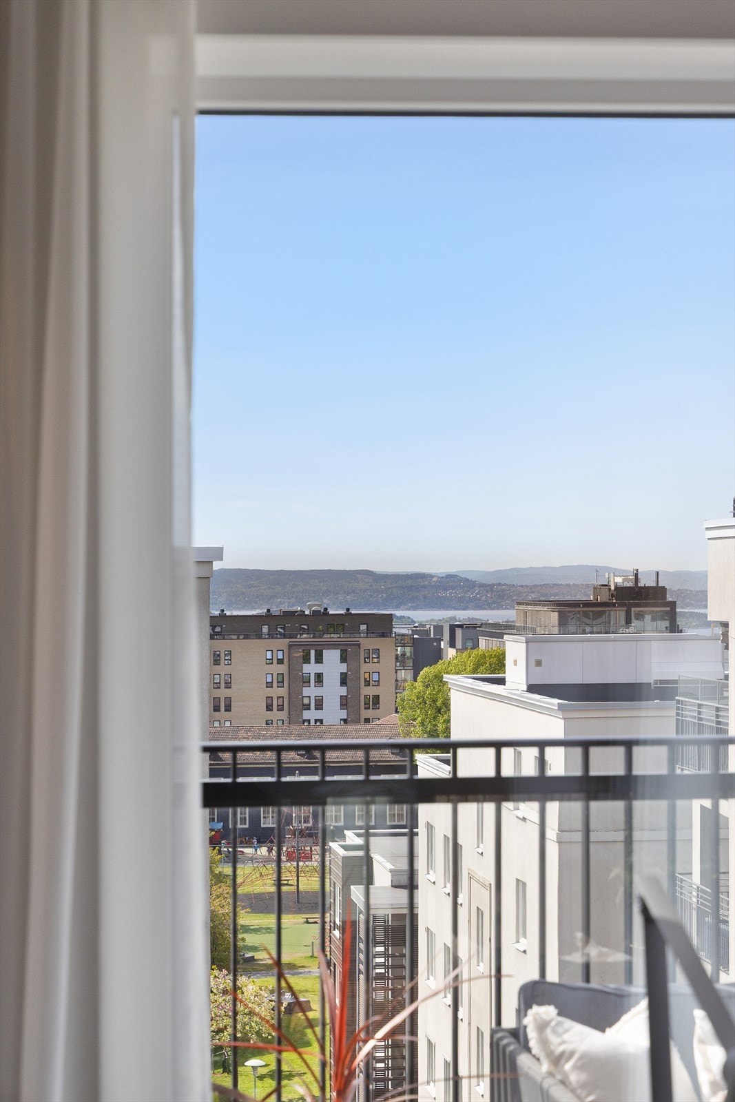 Stuens plassering på byggets hjørne gir en vegg med ekstra vindusareal, noe som skaper en lys og luftig romfølelse Galleribilde