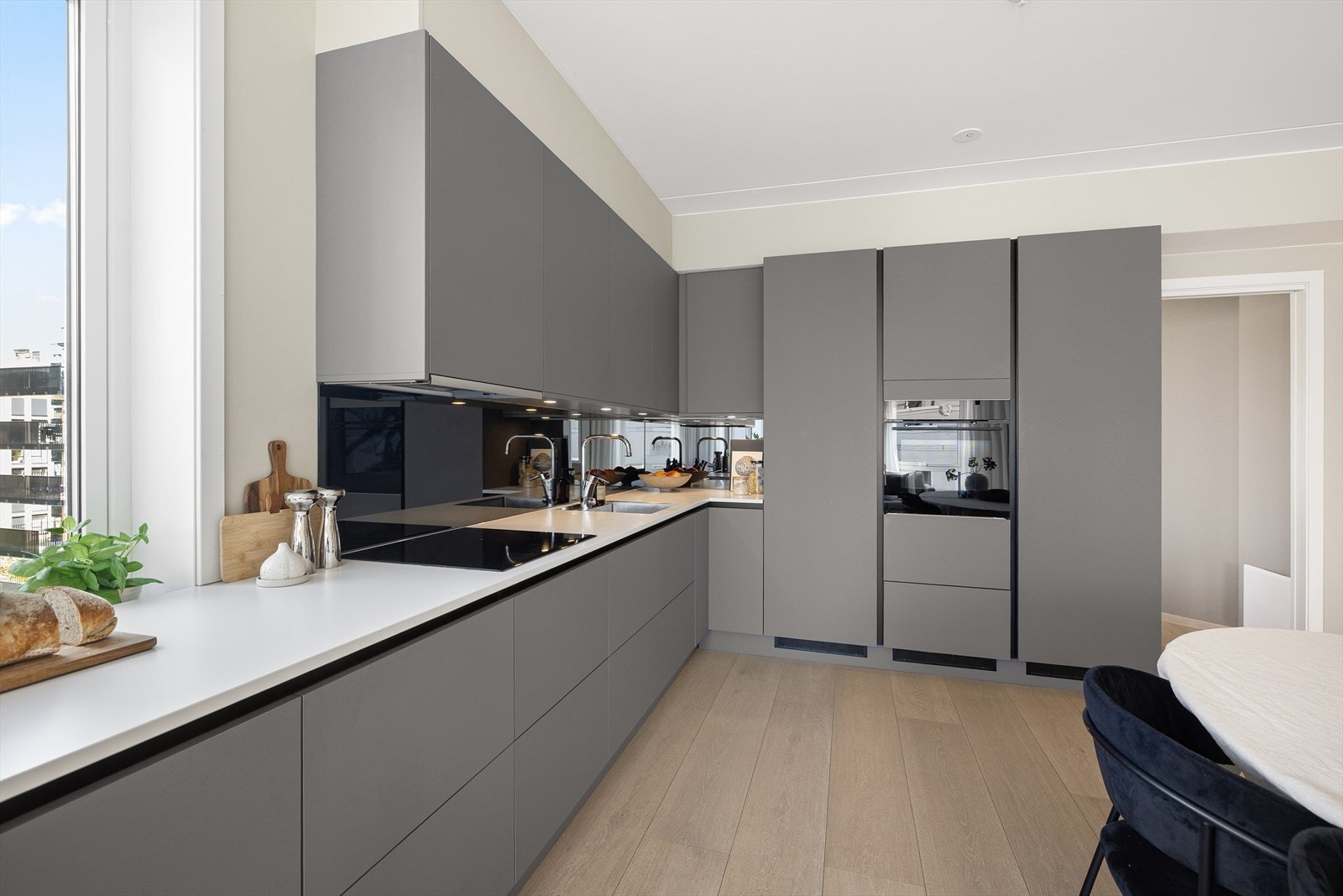 Stilrent og oppgradert HTH-kjøkken med smarte løsninger og moderne uttrykk Galleribilde