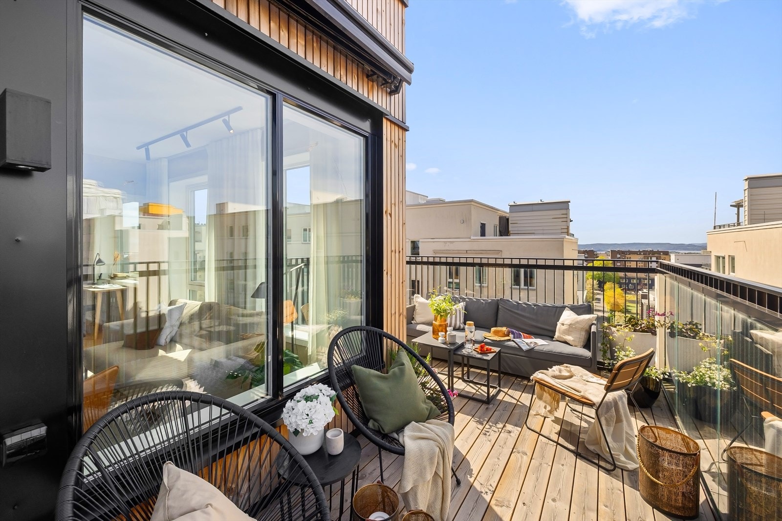 Fra stuen er det utgang til en herlig balkong på hele 14m² med nydelig utsikt! Galleribilde