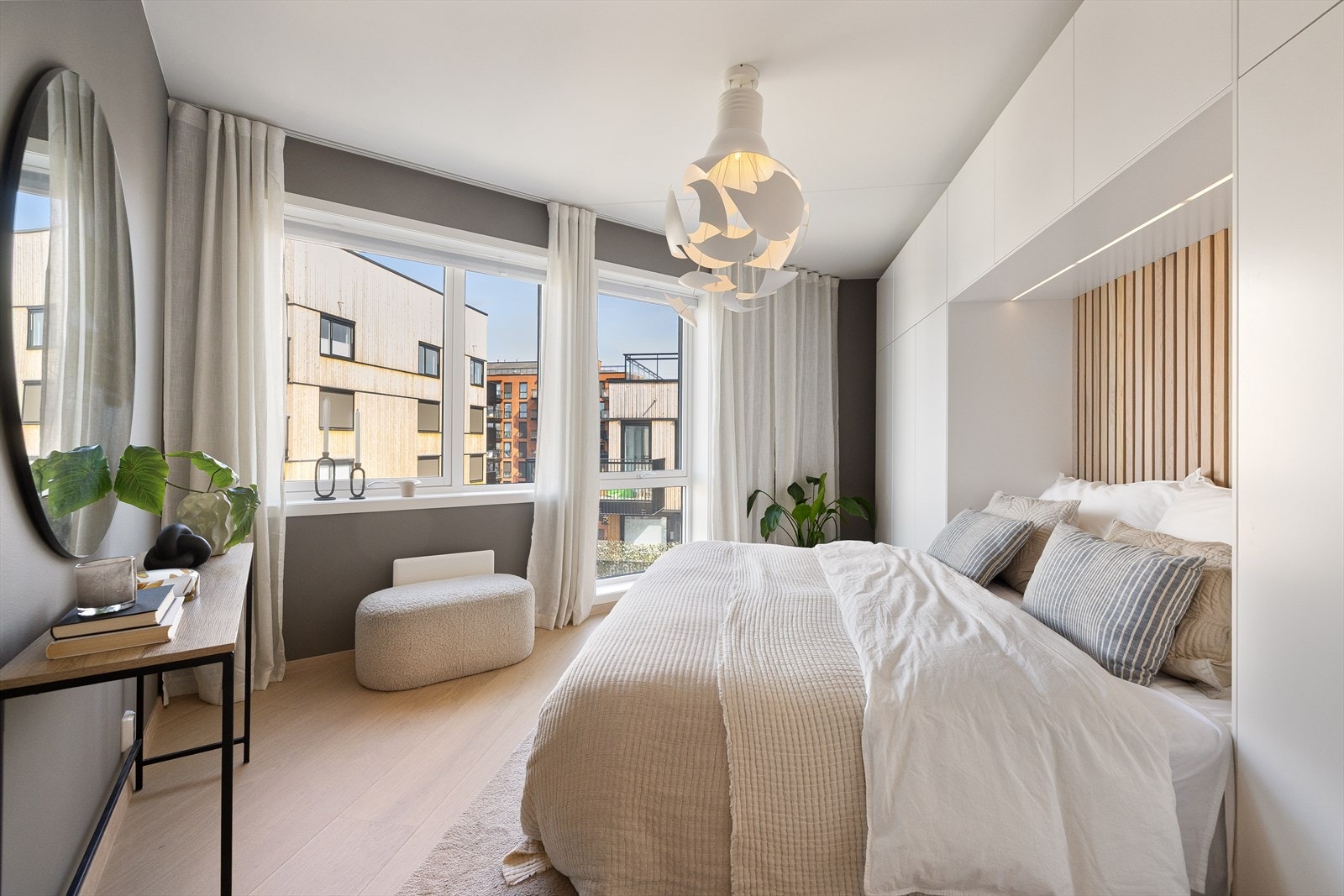 Hovedsoverommet har god plass til dobbeltseng og tilhørende møblement. Lekker spilevegg gir rommet det lille ekstra Galleribilde