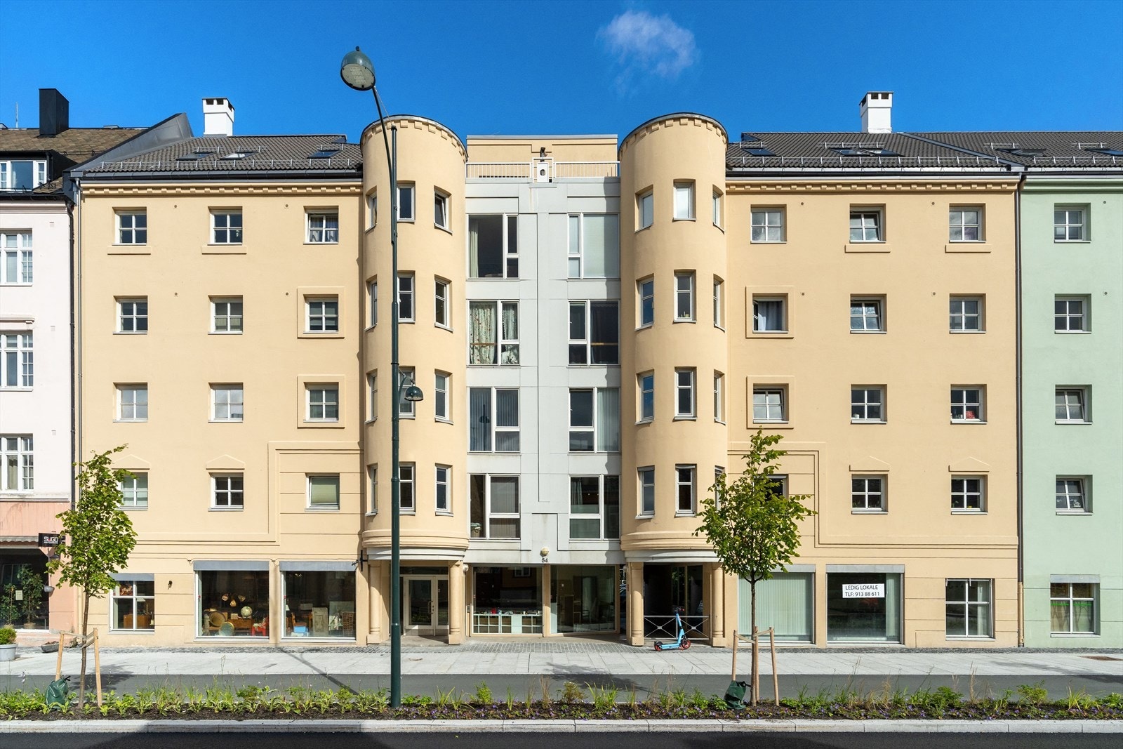 Velholdt bygård med et klassisk uttrykk. Fasaden på bygget ble pusset opp i 2020. Galleribilde