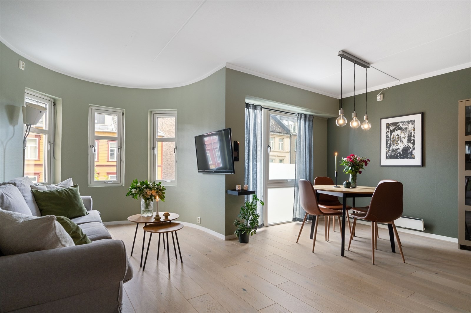 Det er god plass til en sone for spisebord i tilknytning til kjøkkenet. Perfekt til både hverdag og selskap. Galleribilde