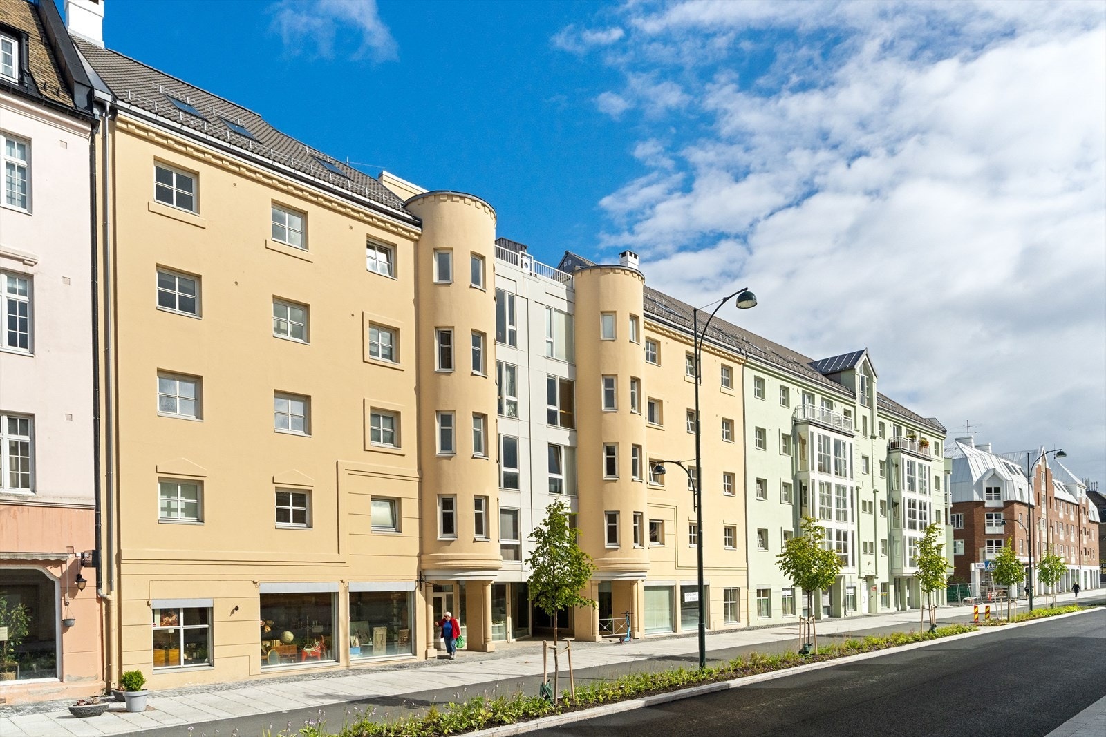 Sentral beliggenhet med kort vei til Solsiden, sentrum og kollektiv. Det er flere treningssentre i nærområdet, blant annet 3T og Feel24. Galleribilde