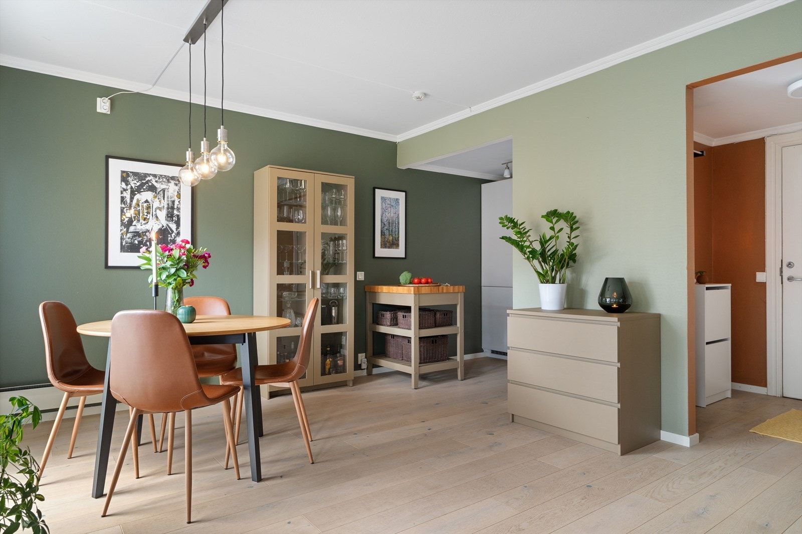 Leiligheten er malt i flotte farger som står i god stil til hverandre. Galleribilde