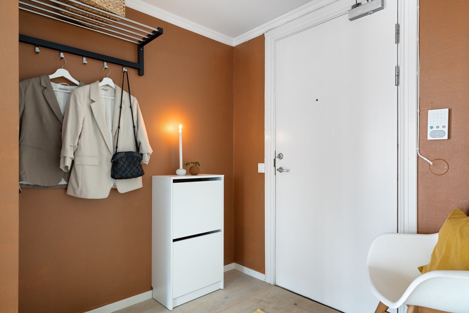 Entréen har plass til oppbevaring av yttertøy og sko med garderobeløsning og skohylle. I tilknytning til gangen er det også dørcallinganlegg. Galleribilde