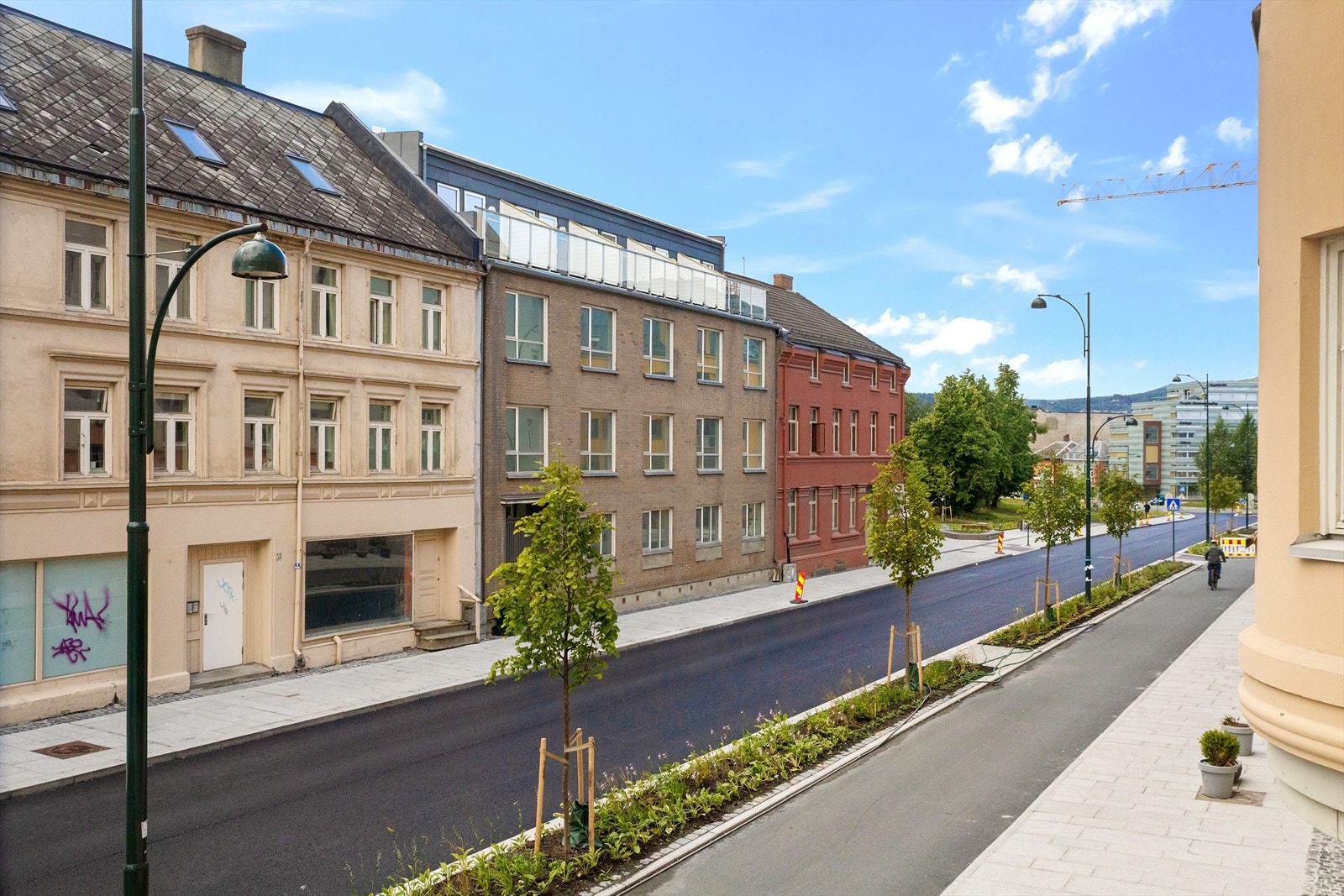 Buran holdeplass med 13 busslinjer finnes like ved. Dette gir enkel tilgang til hele byen. Galleribilde