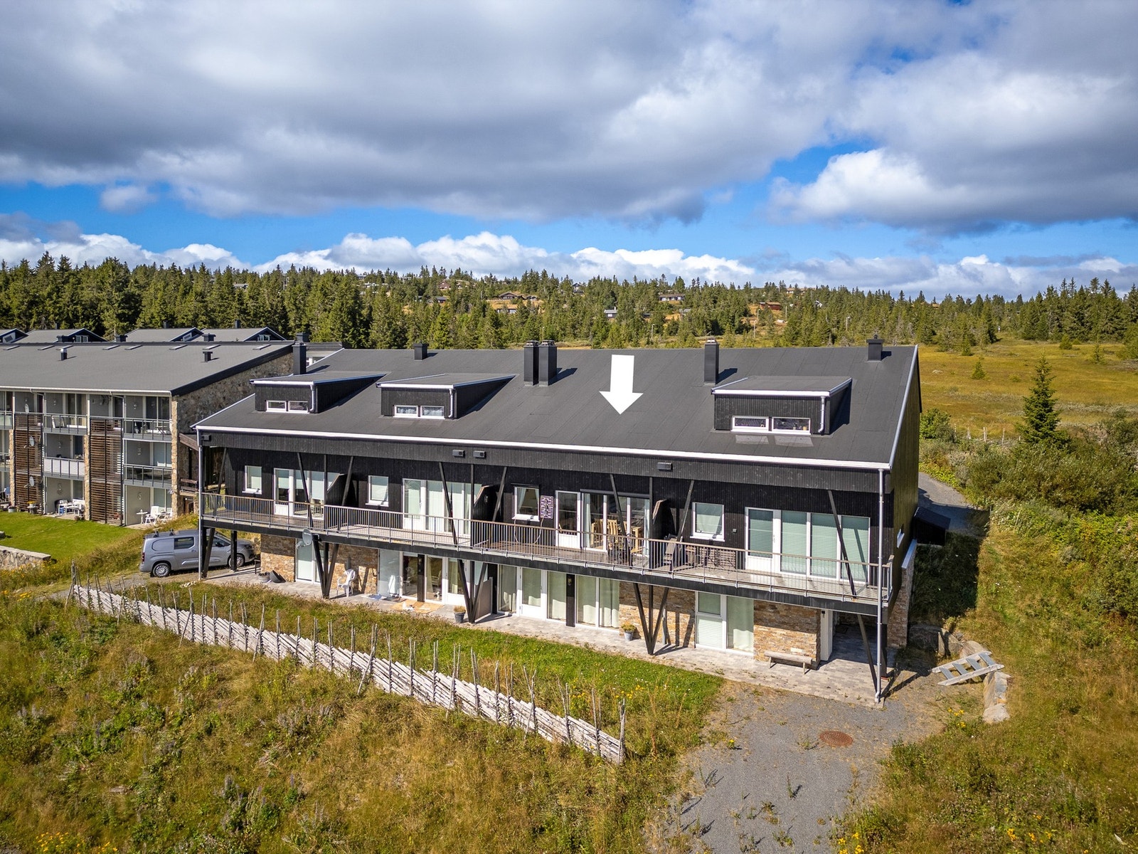 Velkommen til denne sentrale leiligheten over to plan! Kun ett steinkast unna Birkebeinerløypa Galleribilde