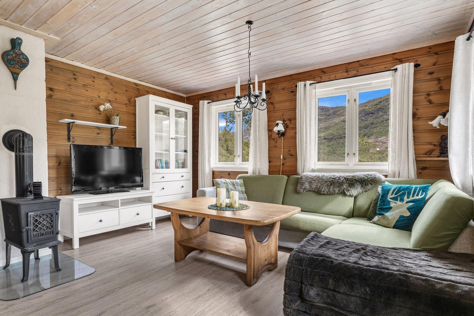 Ved salg av hytten følger større møbler og fast innredning med. Galleribilde