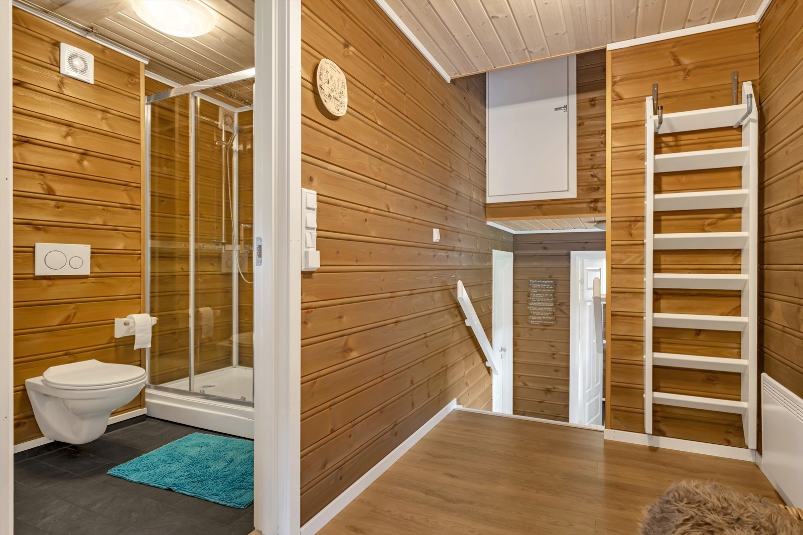 Nede i hovedetasjen finner du badet. Galleribilde