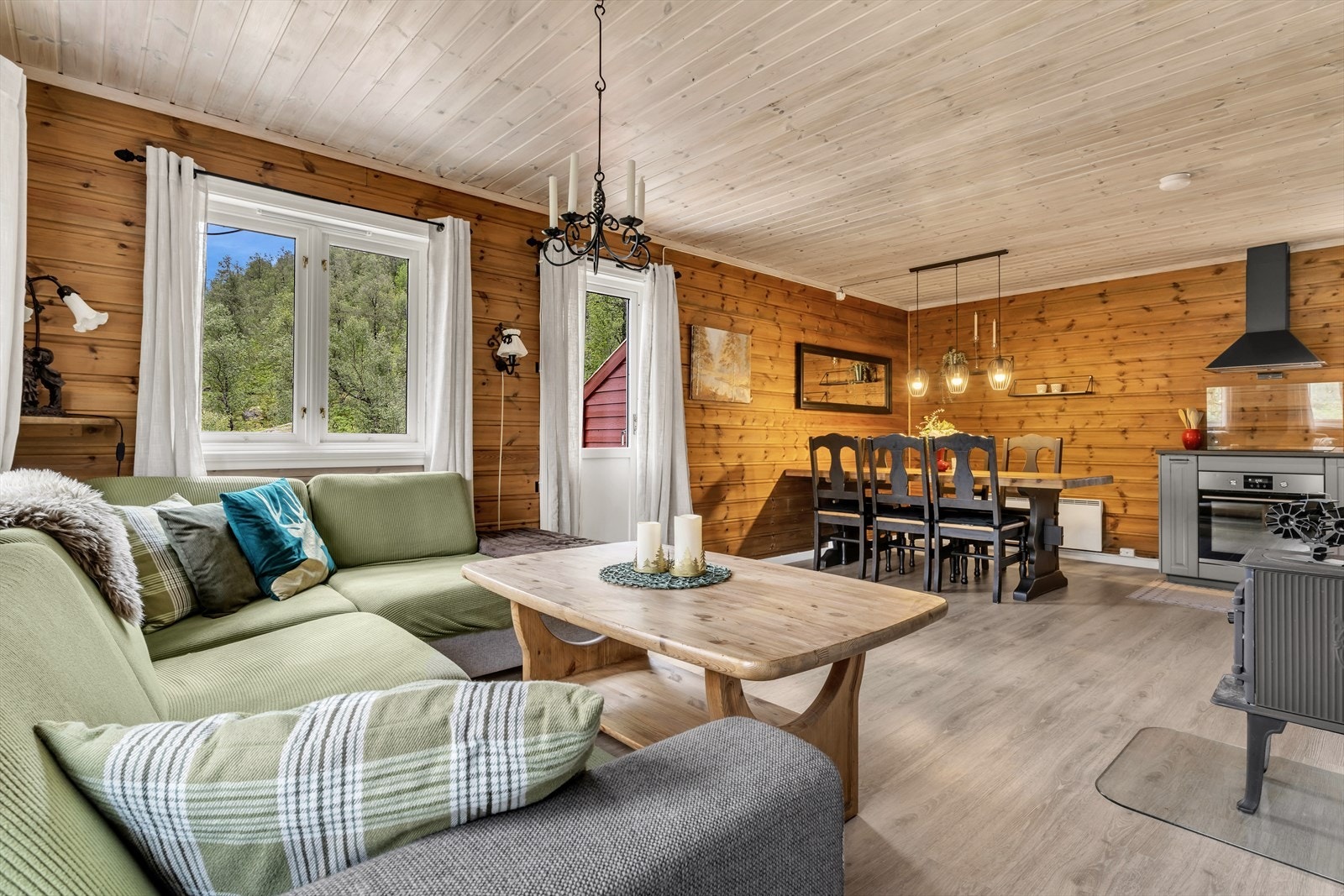 Hytten har en åpen stue- og kjøkkenløsning med et romslig areal på 31,4 m². Galleribilde