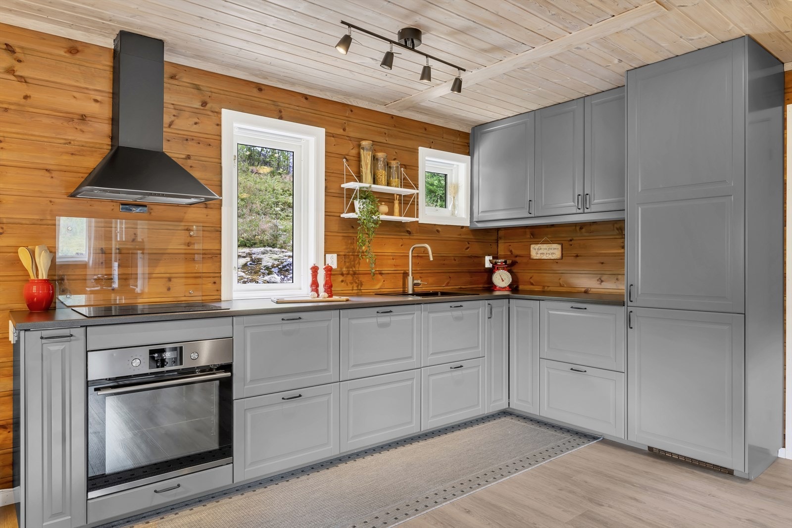 Kjøkkenet er ellers godt utstyrt med nødvendige hvitevarer som komfyr, oppvaskemaskin og kjøleskap med frysedel. Galleribilde