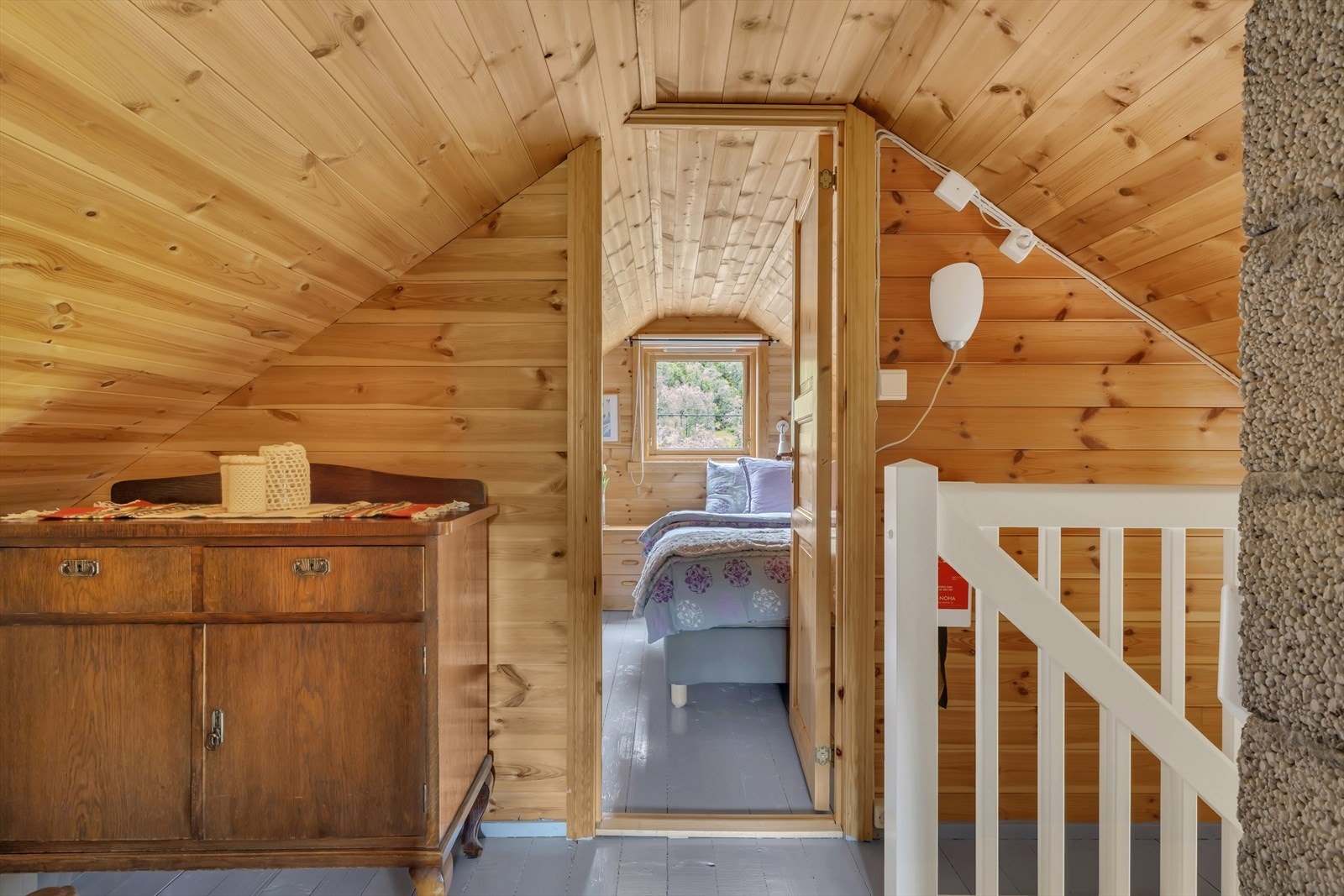 Velkommen opp til loftet. I loftetasjen er det to rom som er innredet som soverom. Galleribilde