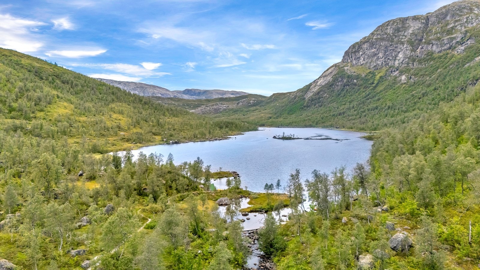 Steinavatnet ligger like bortenfor hytten. Kano medfølger hytten. Galleribilde