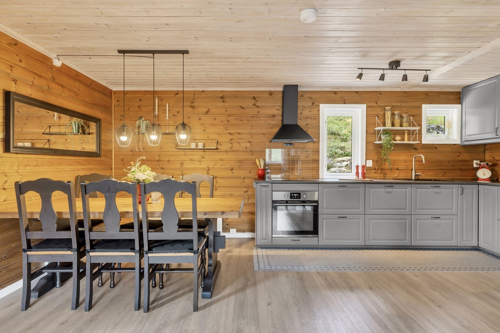 Flott kjøkken fra 2017/2018 som byr på rikelig med både oppbevarings- og benkeplass. Galleribilde