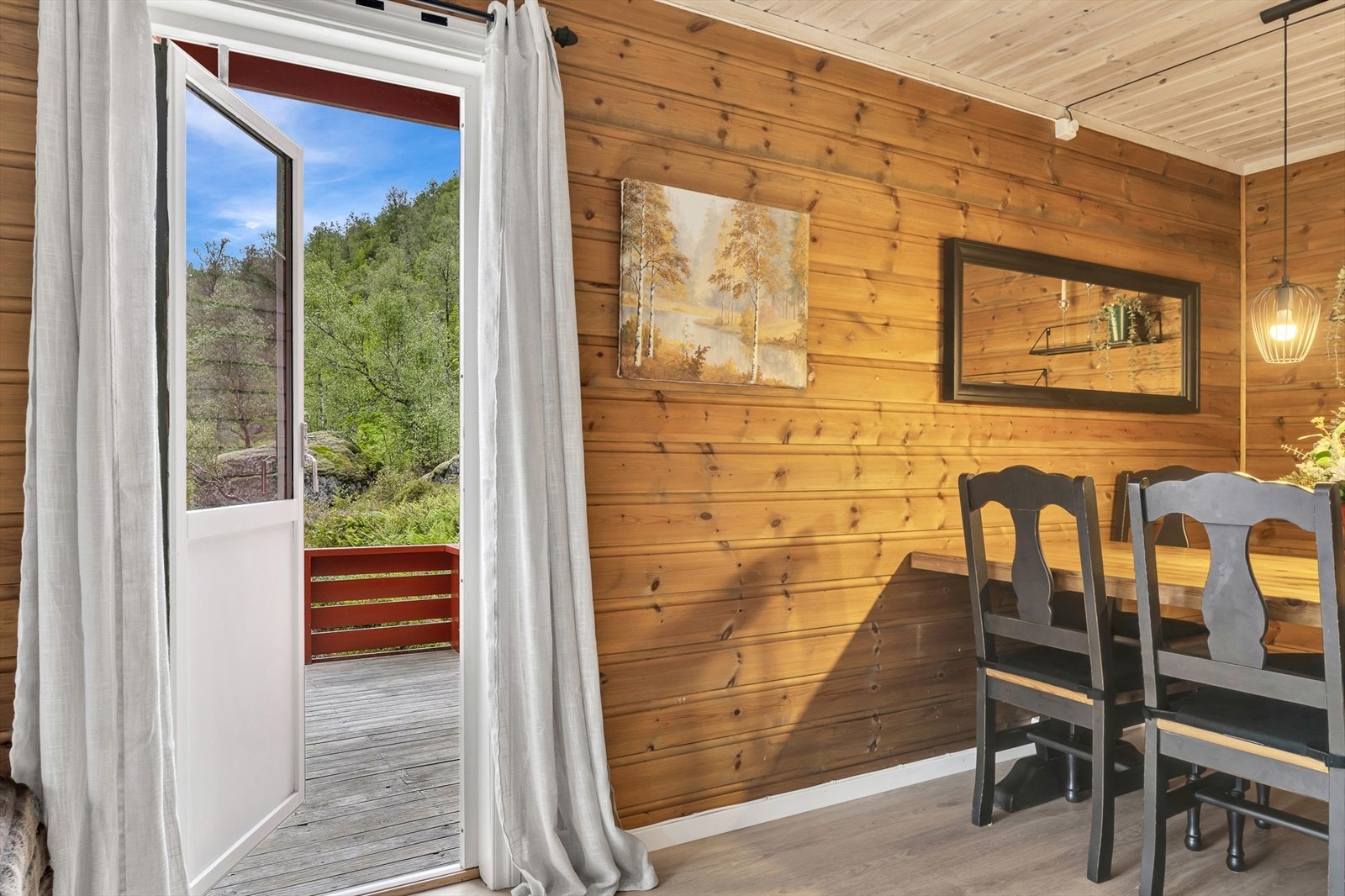 Fra stuen har man utgang til hyttens altan, som strekker seg rundt hytten. Galleribilde