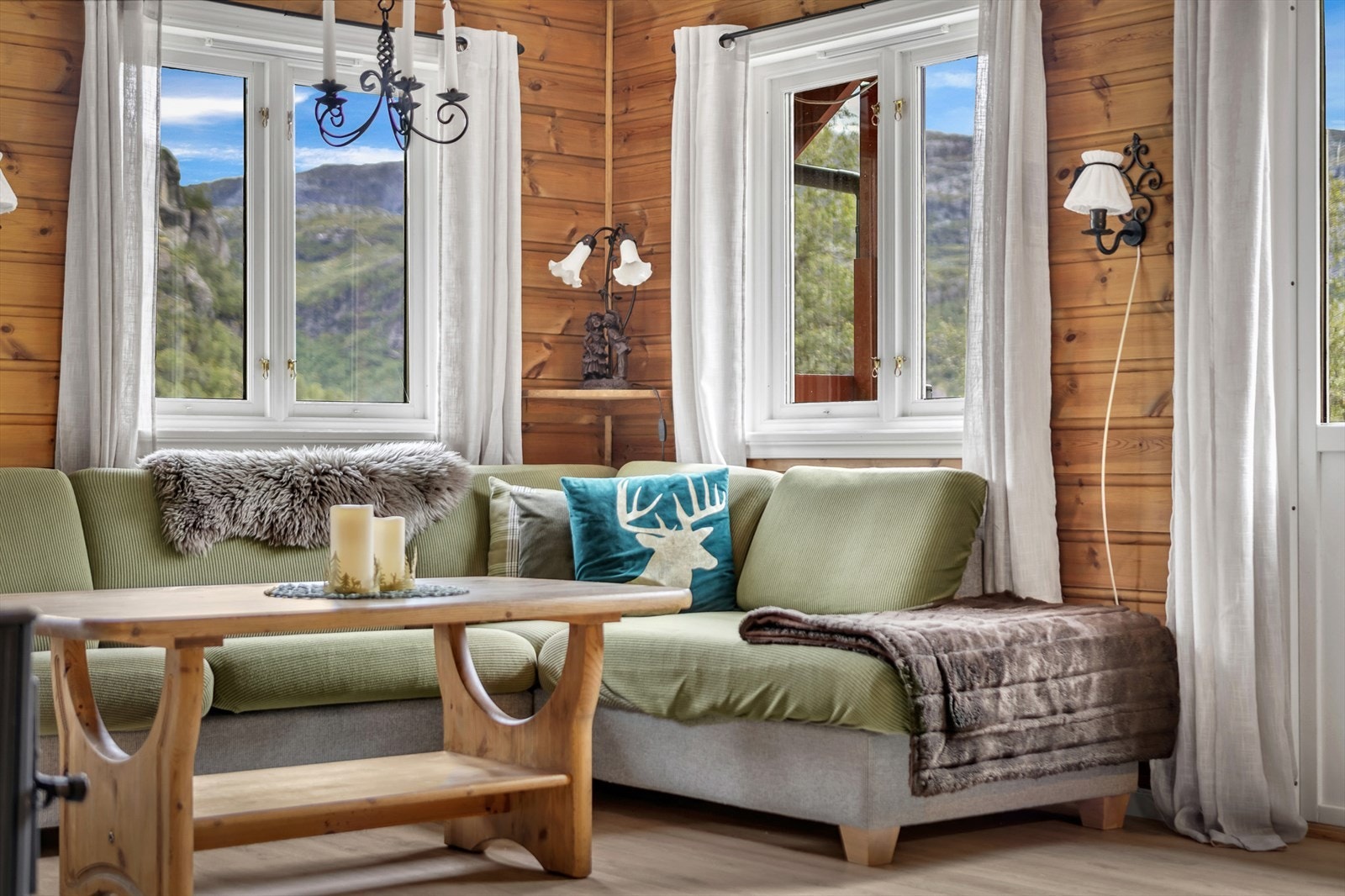 Stuen har flere vinduer som slipper inn rikelig med naturlig lys. Galleribilde