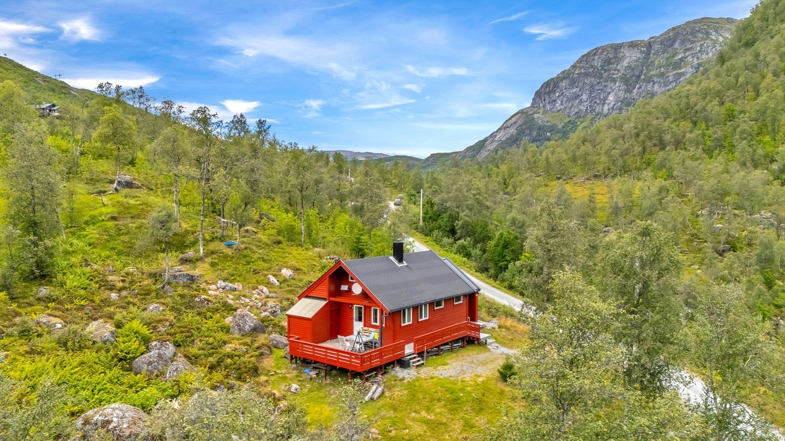 Det er verdt å trekke frem god adkomst med bil helt frem til hytten, parkering på egen tomt, og knappe 2 timer å kjøre fra Bergen sentrum. Galleribilde