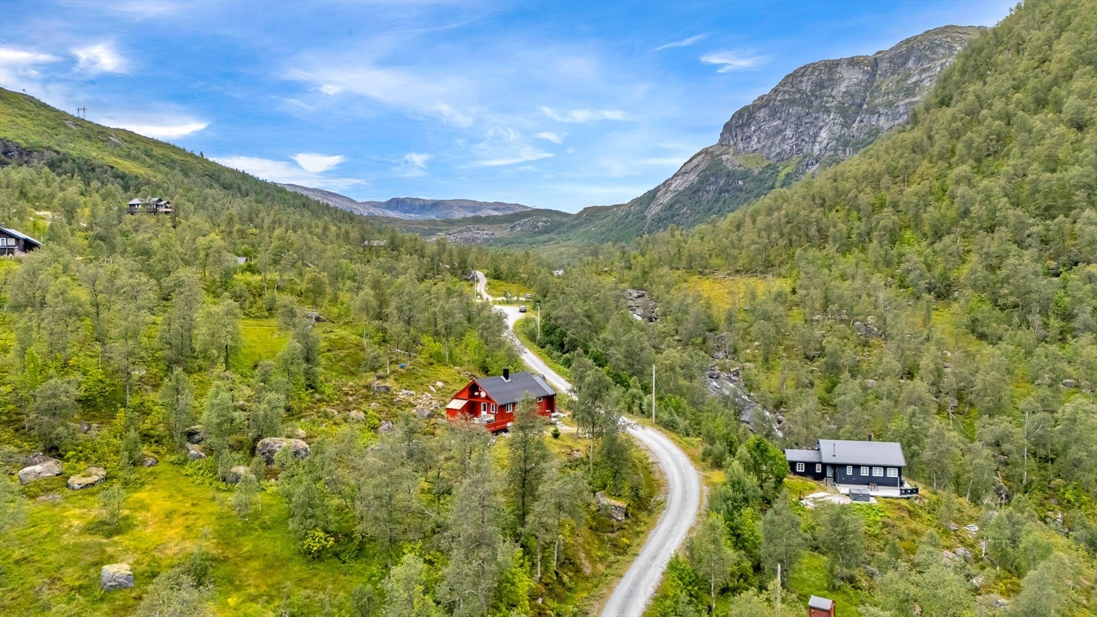 Et unikt naturområde med mektige fjell, frodige daler og rike kulturminner. Her kan du oppleve uberørt villmark, variert dyreliv og et mangfold av friluftsaktiviteter i storslått natur. Galleribilde