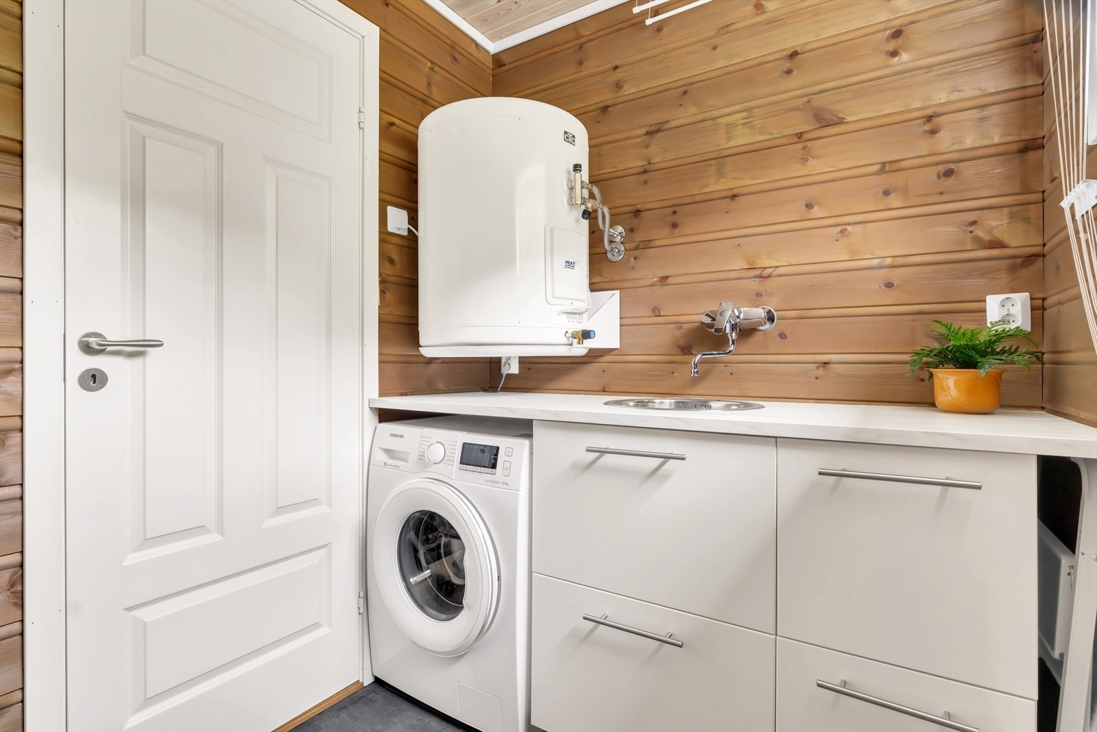Hytten har et praktisk vaskerom fra 2017 med fliser på gulvet og panel på veggene. Vaskerommet er utstyrt med varme i gulvet, vaskemaskin og utslagsvask. Galleribilde